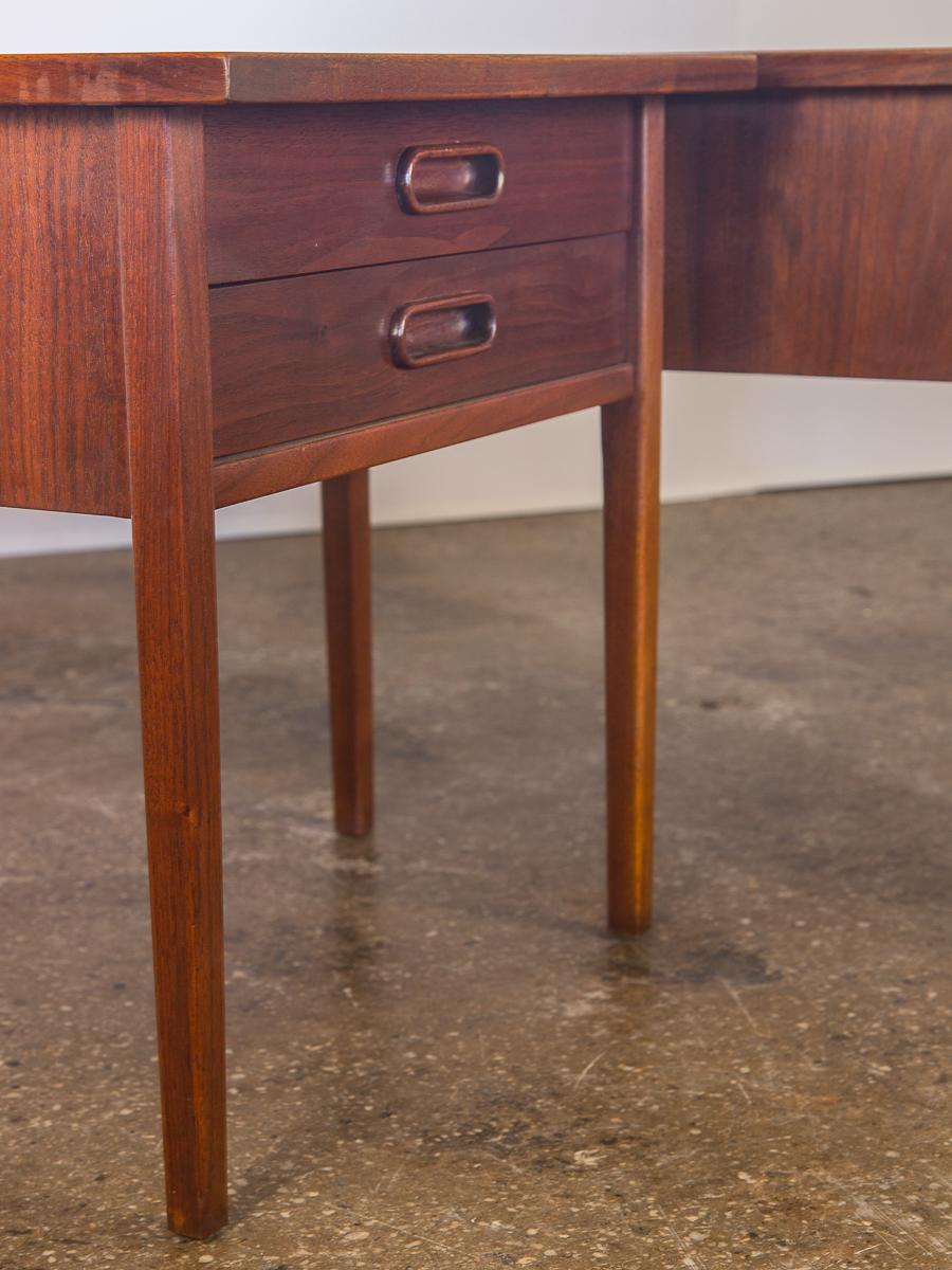 Jack Cartwright Pair of Midcentury Walnut End Tables for Founders 1