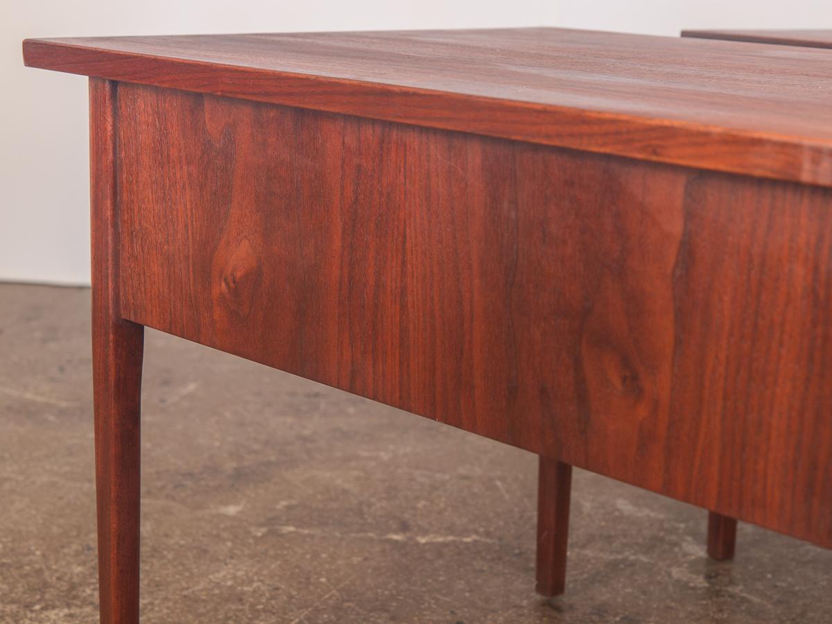Jack Cartwright Pair of Midcentury Walnut End Tables for Founders 2