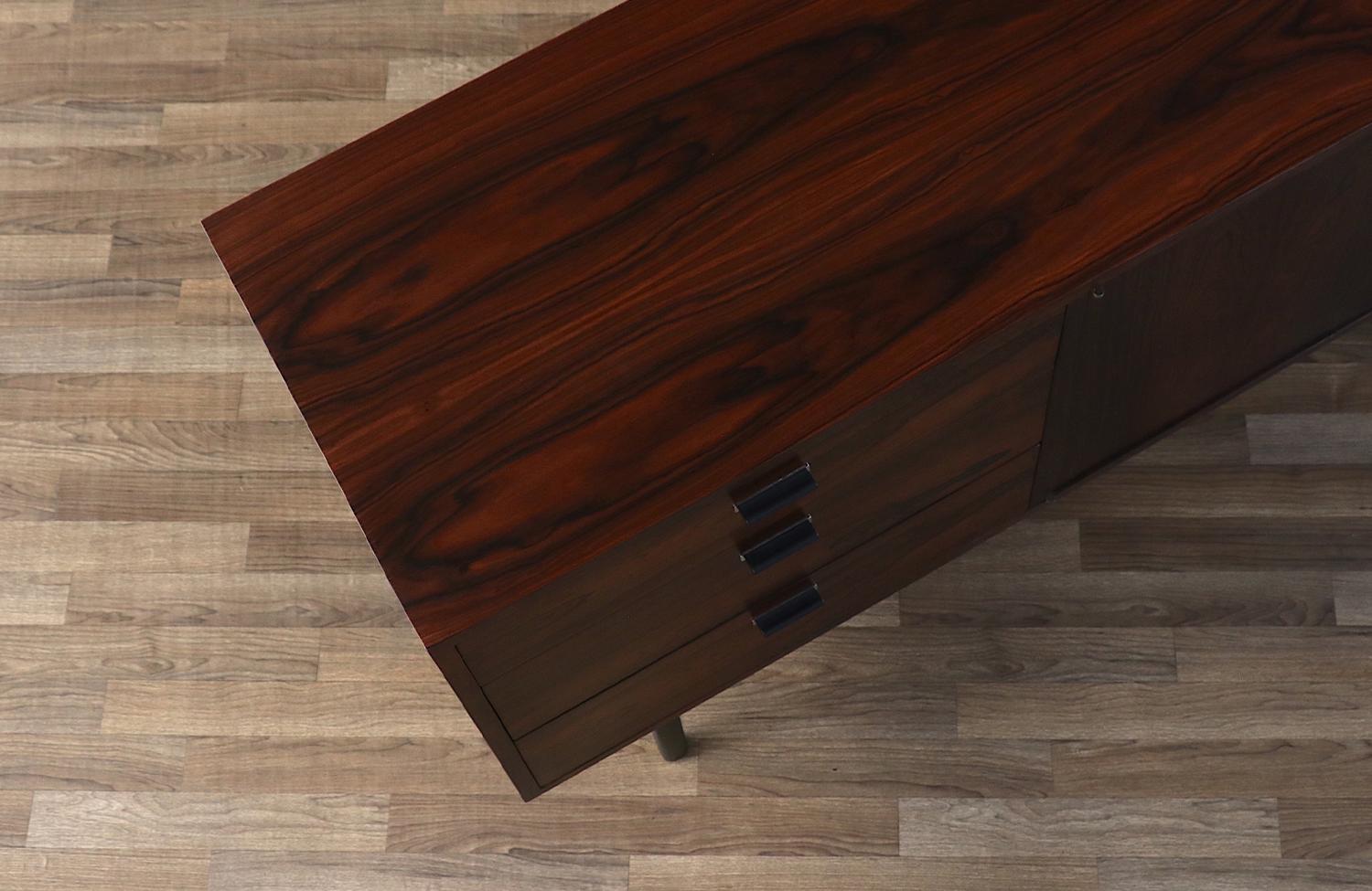 Credenza in legno di palissandro di Jack Cartwright per Founders in vendita 3