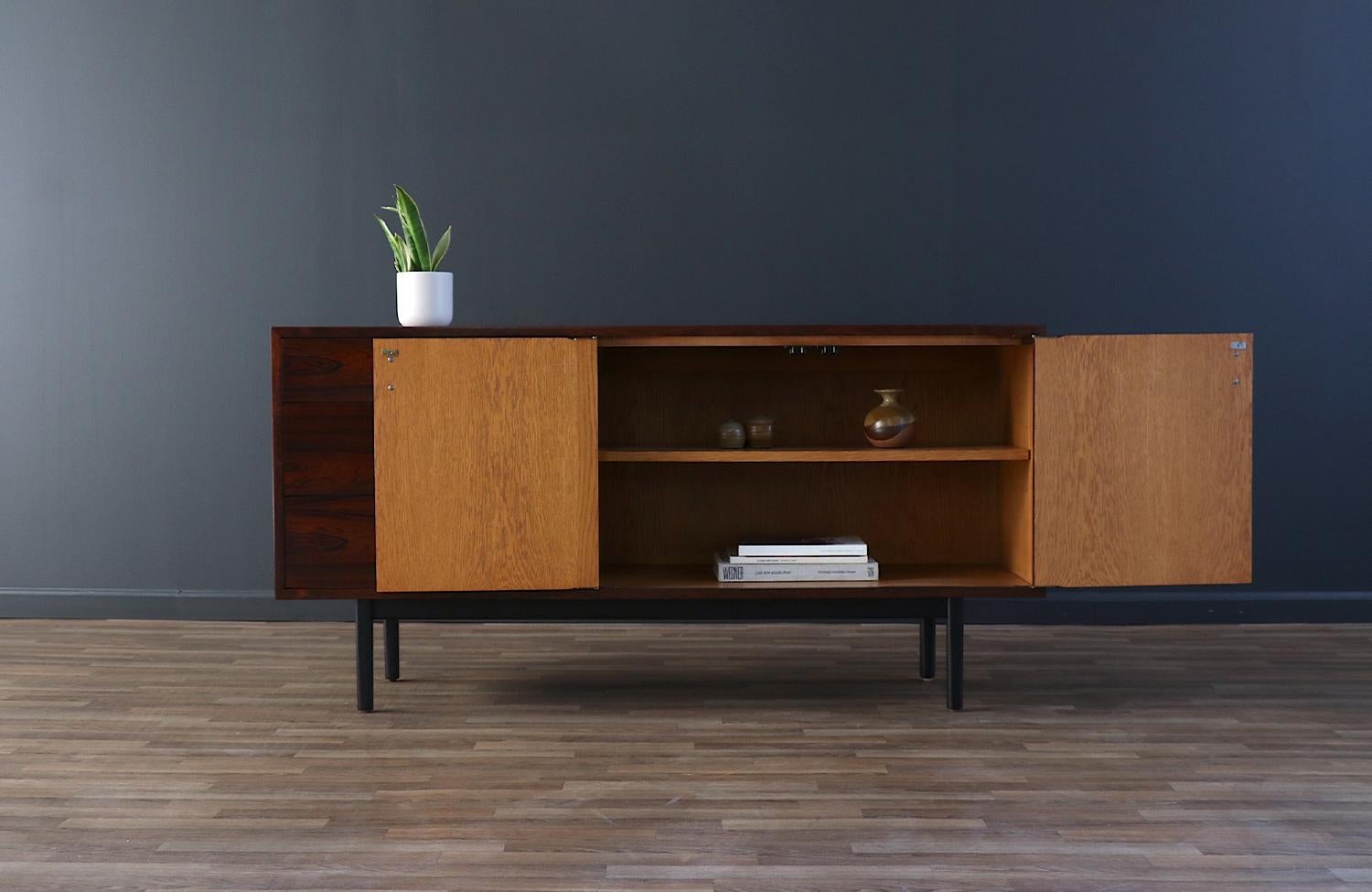 Mid-Century moderno Credenza in legno di palissandro di Jack Cartwright per Founders in vendita