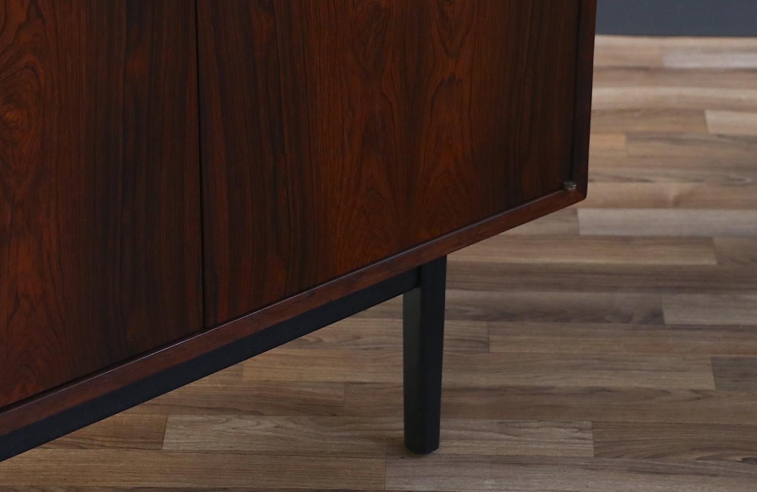 Metà XX secolo Credenza in legno di palissandro di Jack Cartwright per Founders in vendita