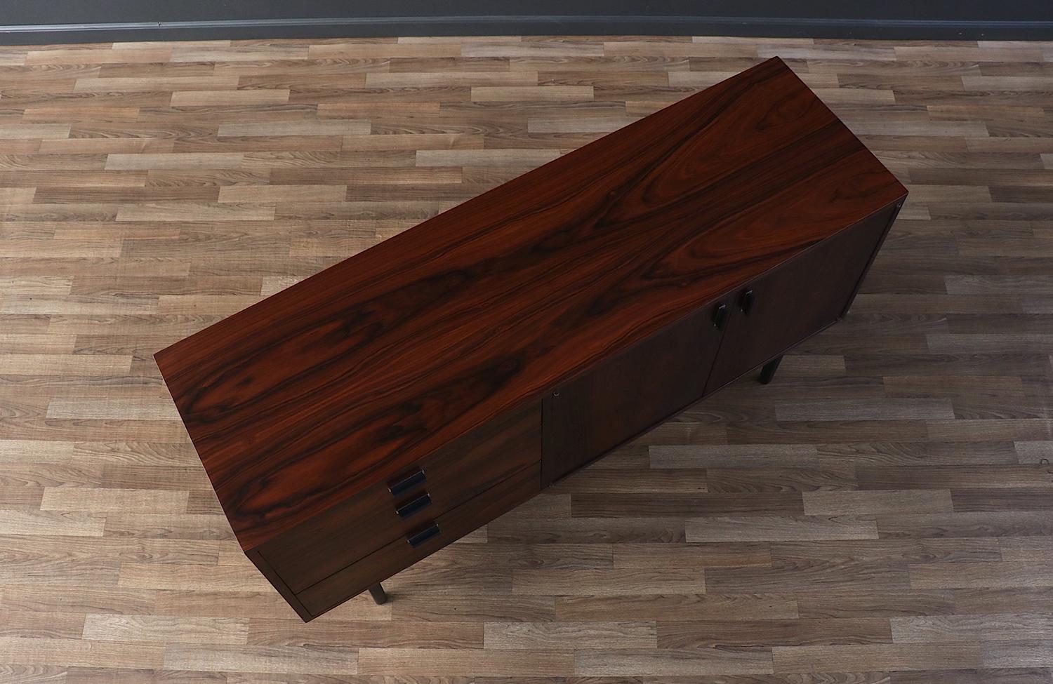 Credenza in legno di palissandro di Jack Cartwright per Founders in vendita 2