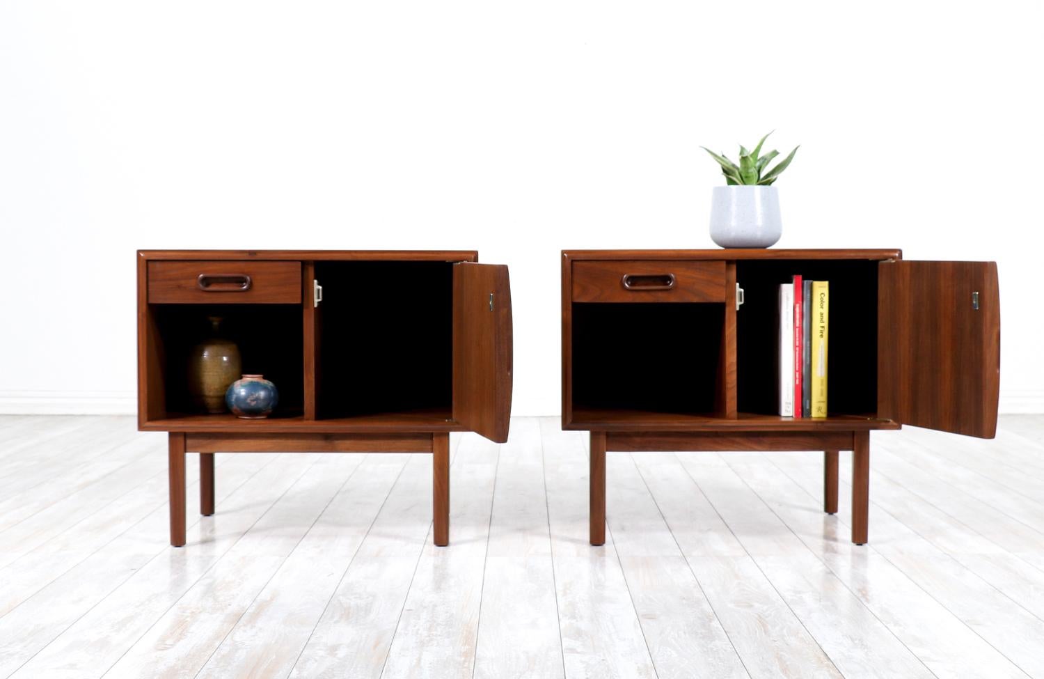 Mid-Century Modern Expertly Restored - Jack Cartwright Walnut Night Stands for Founders Co.  For Sale