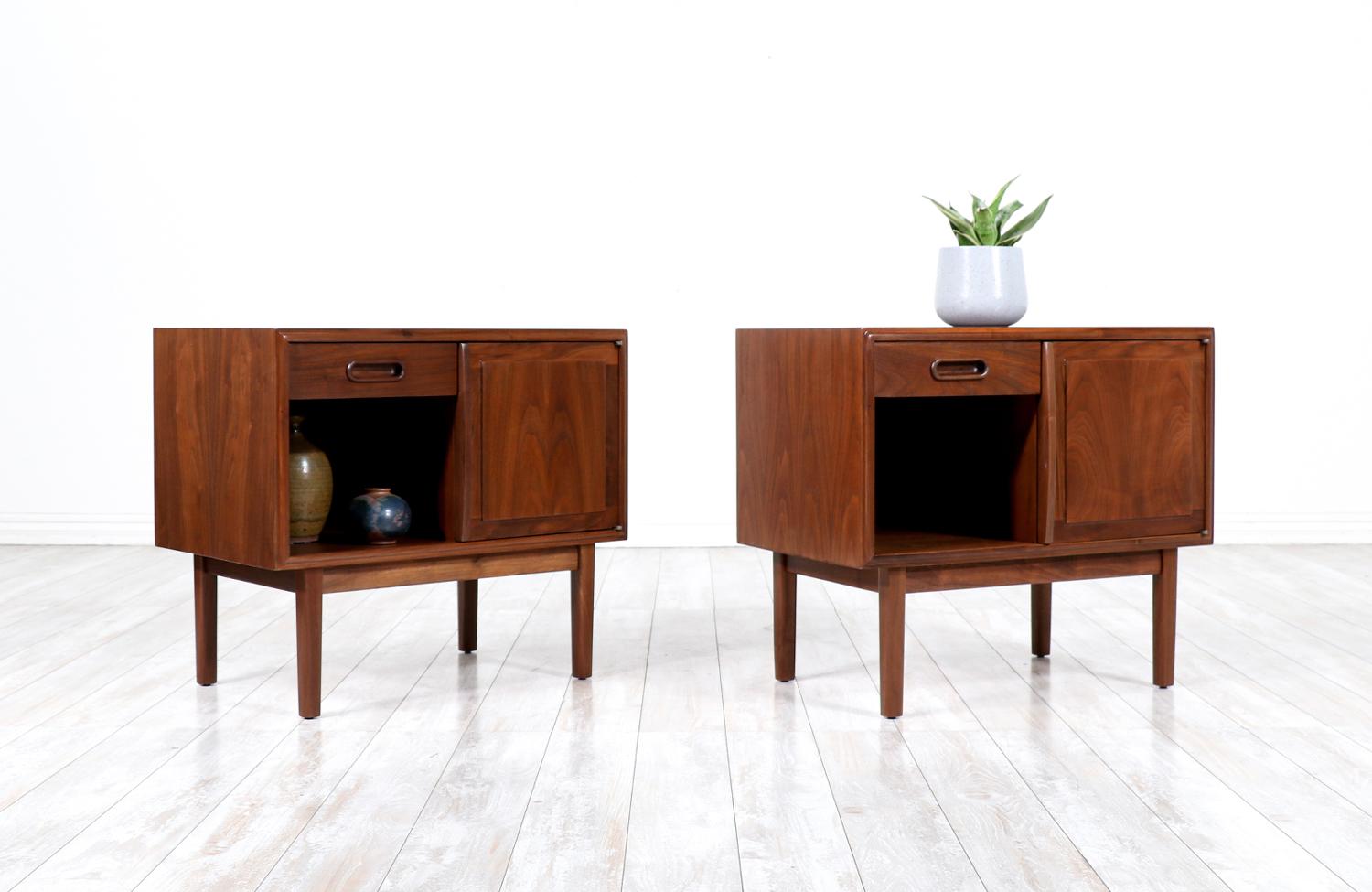 American Expertly Restored - Jack Cartwright Walnut Night Stands for Founders Co.  For Sale