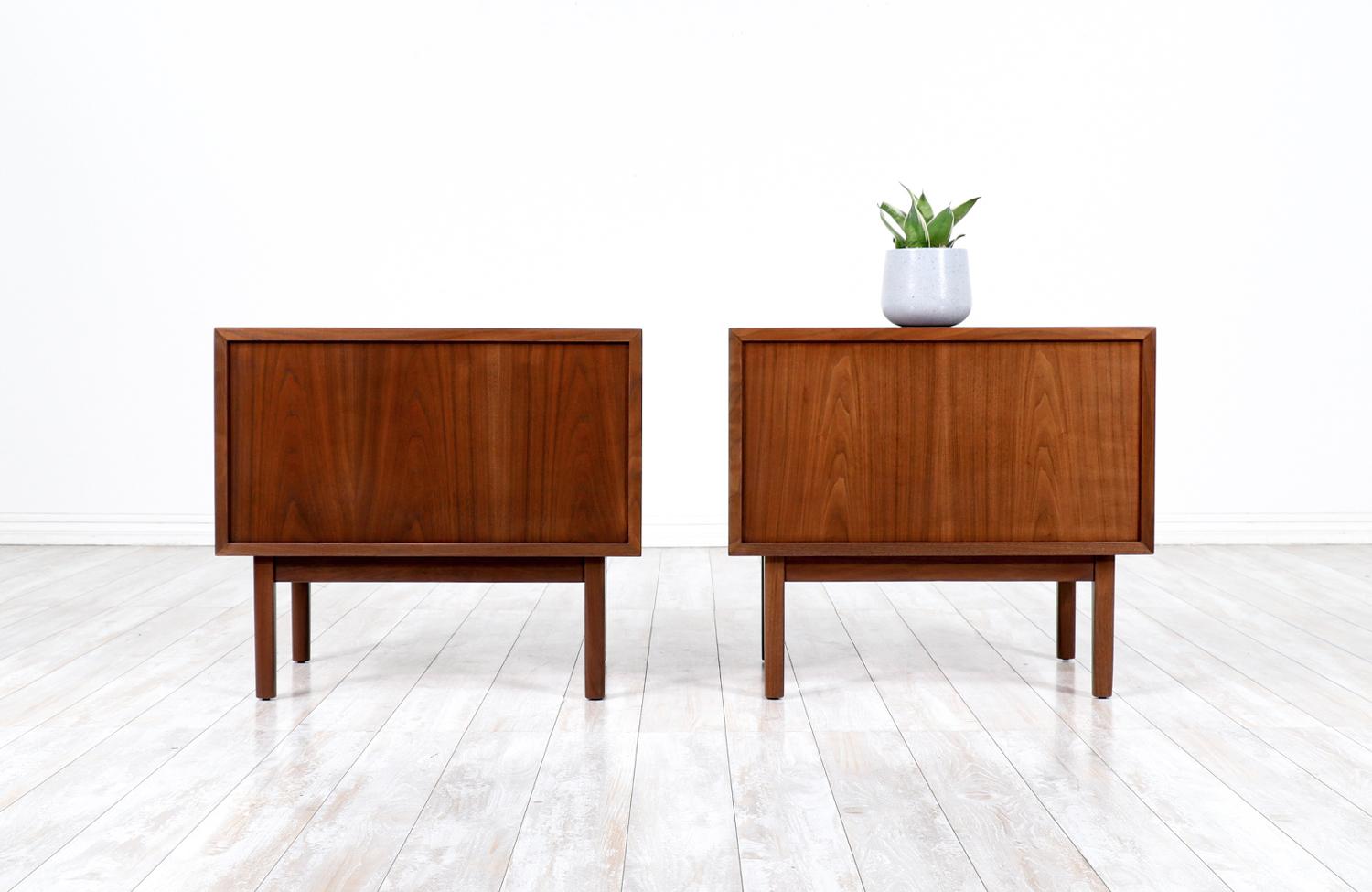 Expertly Restored - Jack Cartwright Walnut Night Stands for Founders Co.  In Excellent Condition For Sale In Los Angeles, CA