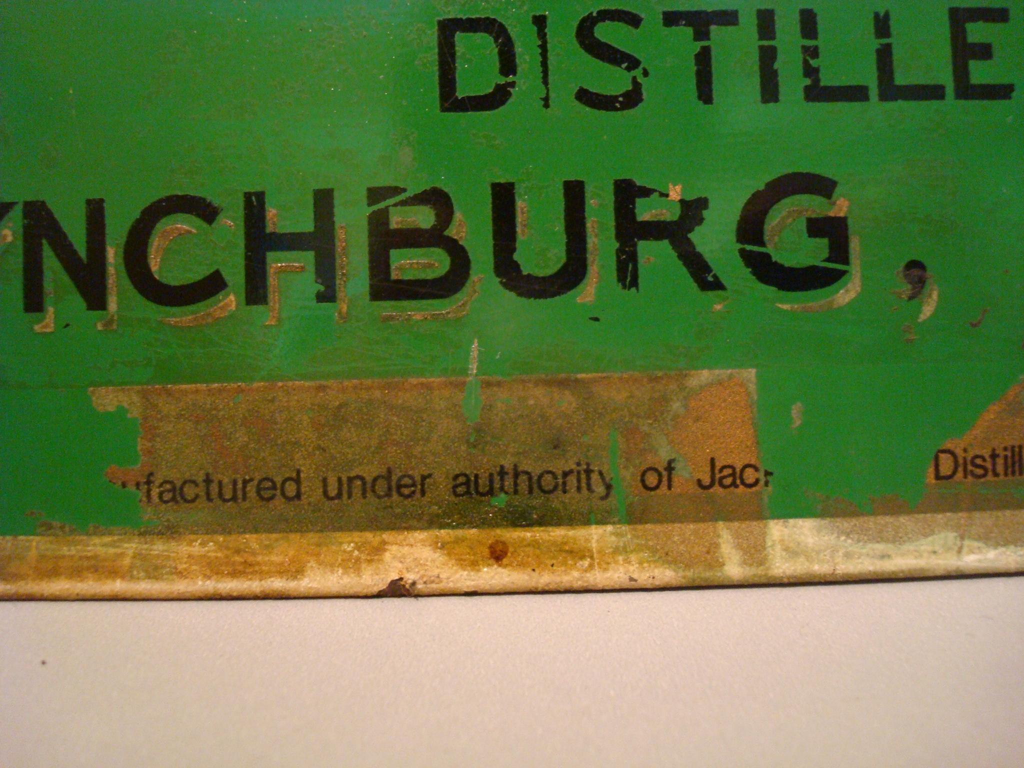 20ième siècle Jack Daniels Old Number 7 Whiskey Enseigne de bar publicitaire en étain / 1950s Midcentury en vente