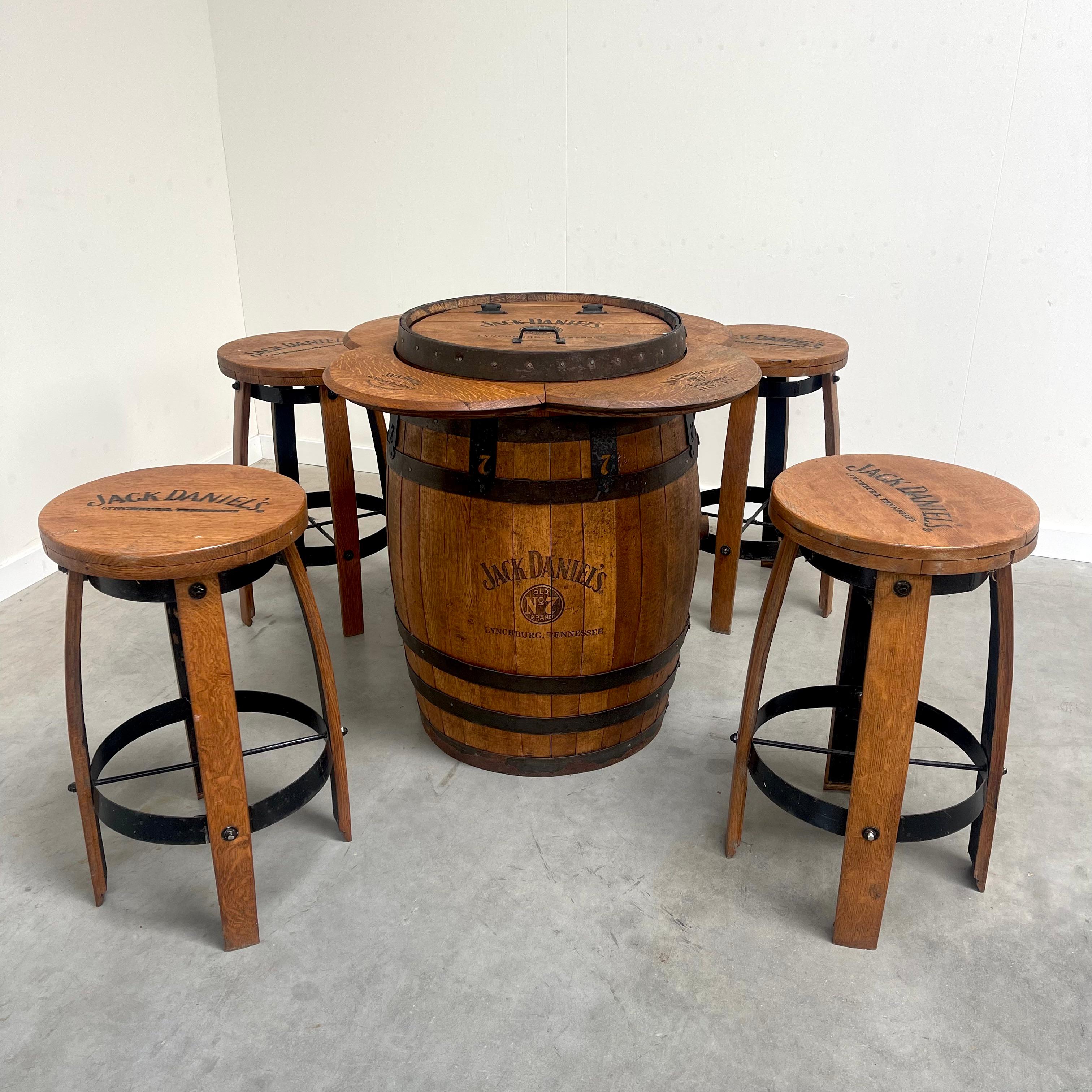Tonneau de whisky Jack Daniels Vintage avec 4 tabourets de bar. Tennessee USA, années 1980.
Chêne avec acier. Tonneau avec compartiment à bouteilles et tabourets avec sièges pivotants.
Tous les éléments sont en bon état et fonctionnels.
Signes