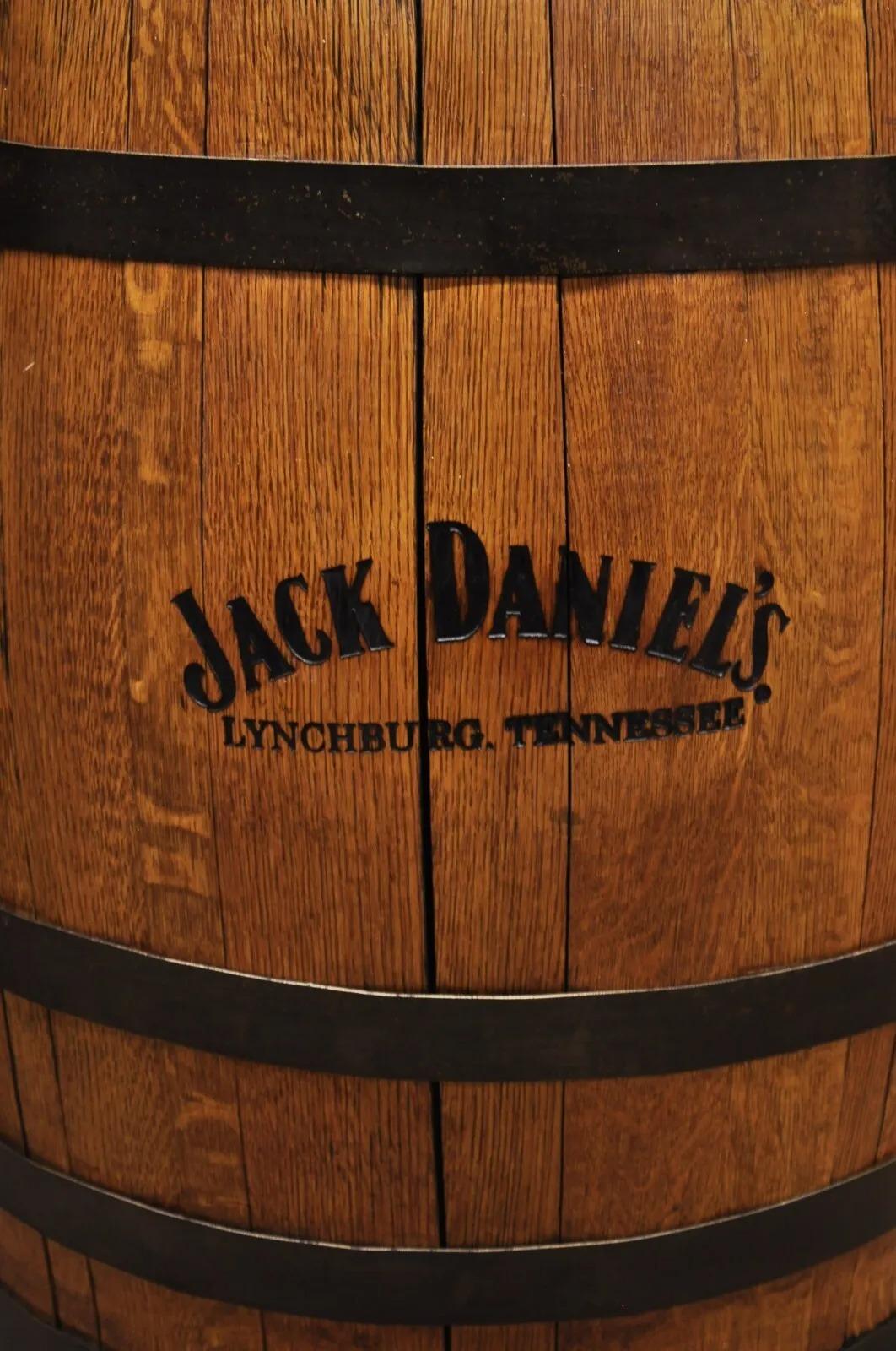 Jack Daniels Whiskey Barrel Gravierte Oak Wood Metallbänder (Moderne) im Angebot