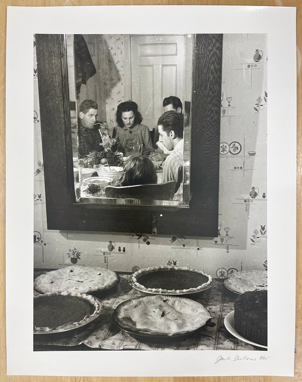 Thanksgiving Day, Ledyard, Connecticut - Familie, Mahlzeit, Spiegel, Abendessen, Interieur – Photograph von Jack Delano