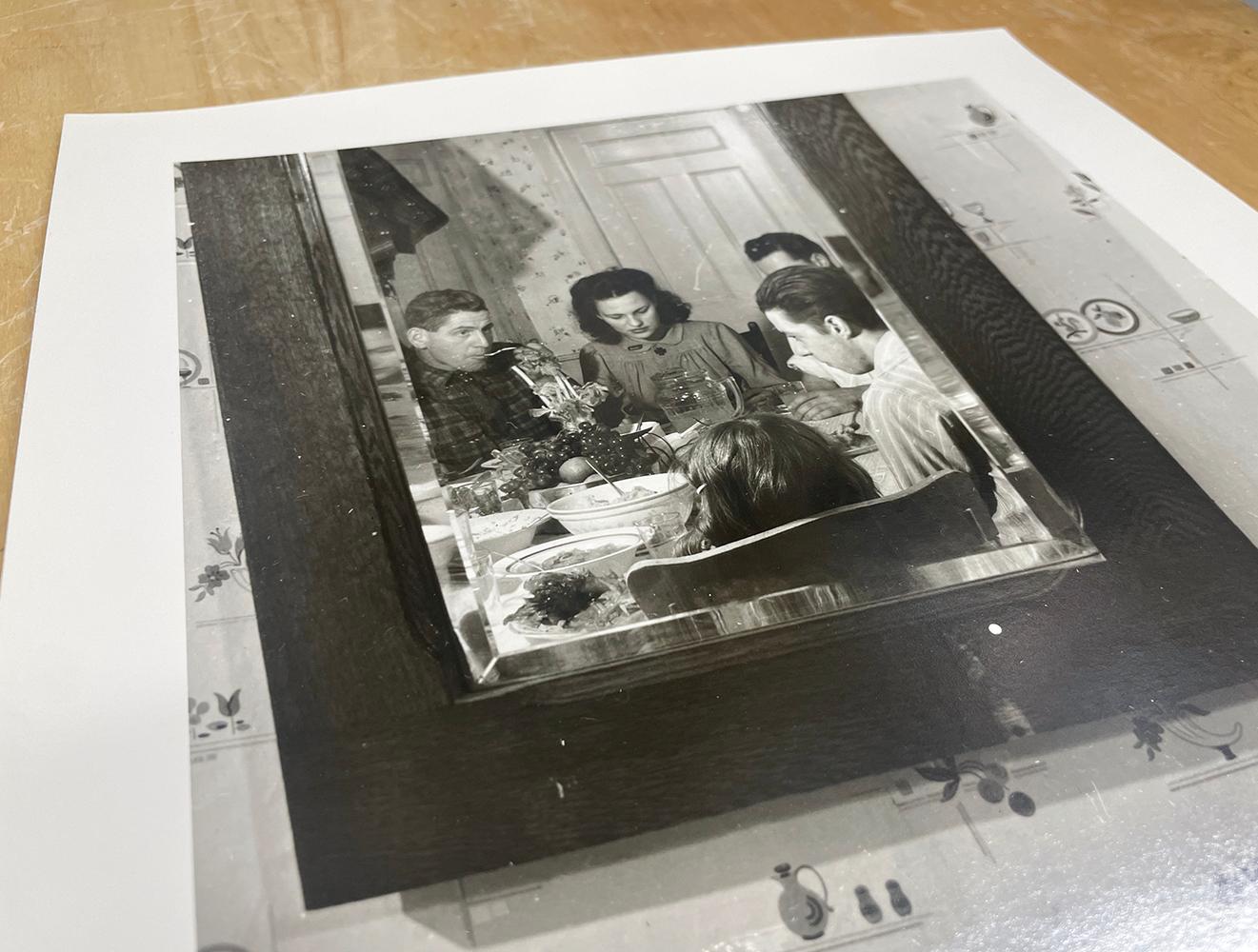 Thanksgiving Day, Ledyard, Connecticut - Familie, Mahlzeit, Spiegel, Abendessen, Interieur (Grau), Black and White Photograph, von Jack Delano
