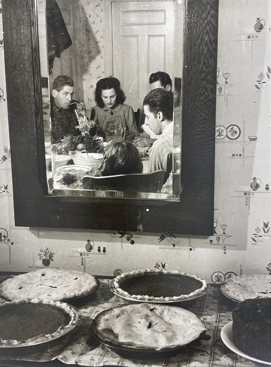Jack Delano Black and White Photograph – Thanksgiving Day, Ledyard, Connecticut - Familie, Mahlzeit, Spiegel, Abendessen, Interieur