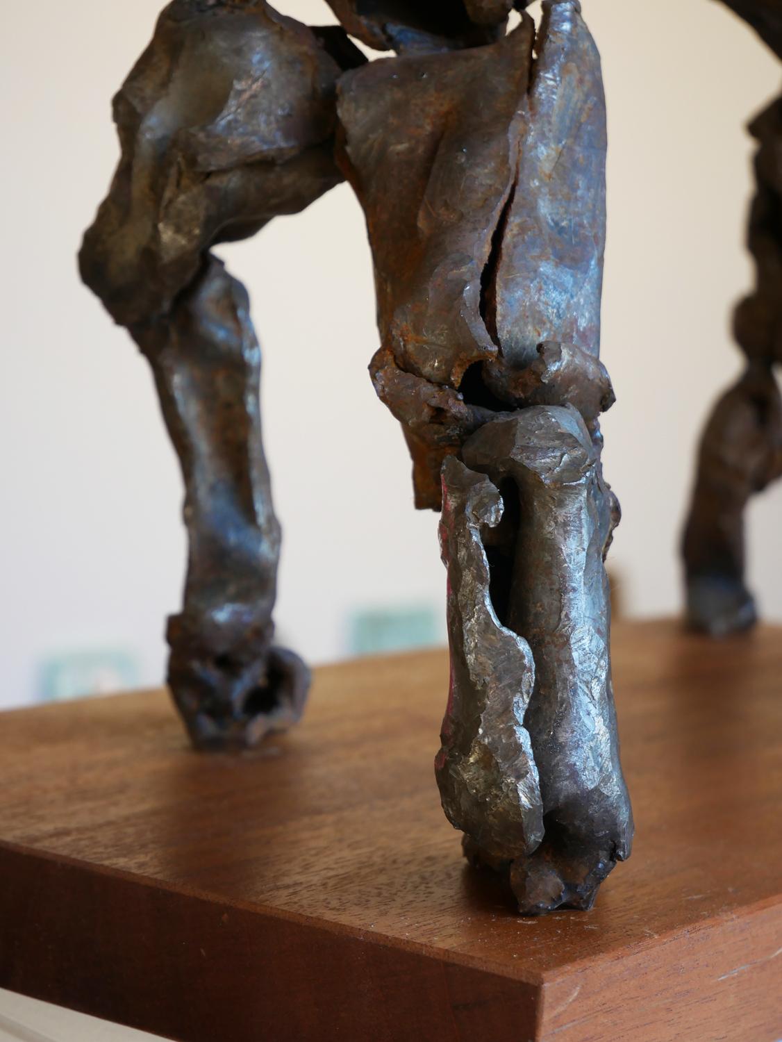 Modernistische abstrakte figurative Skulptur „Sumo“ aus Stahl und Holz im Angebot 1