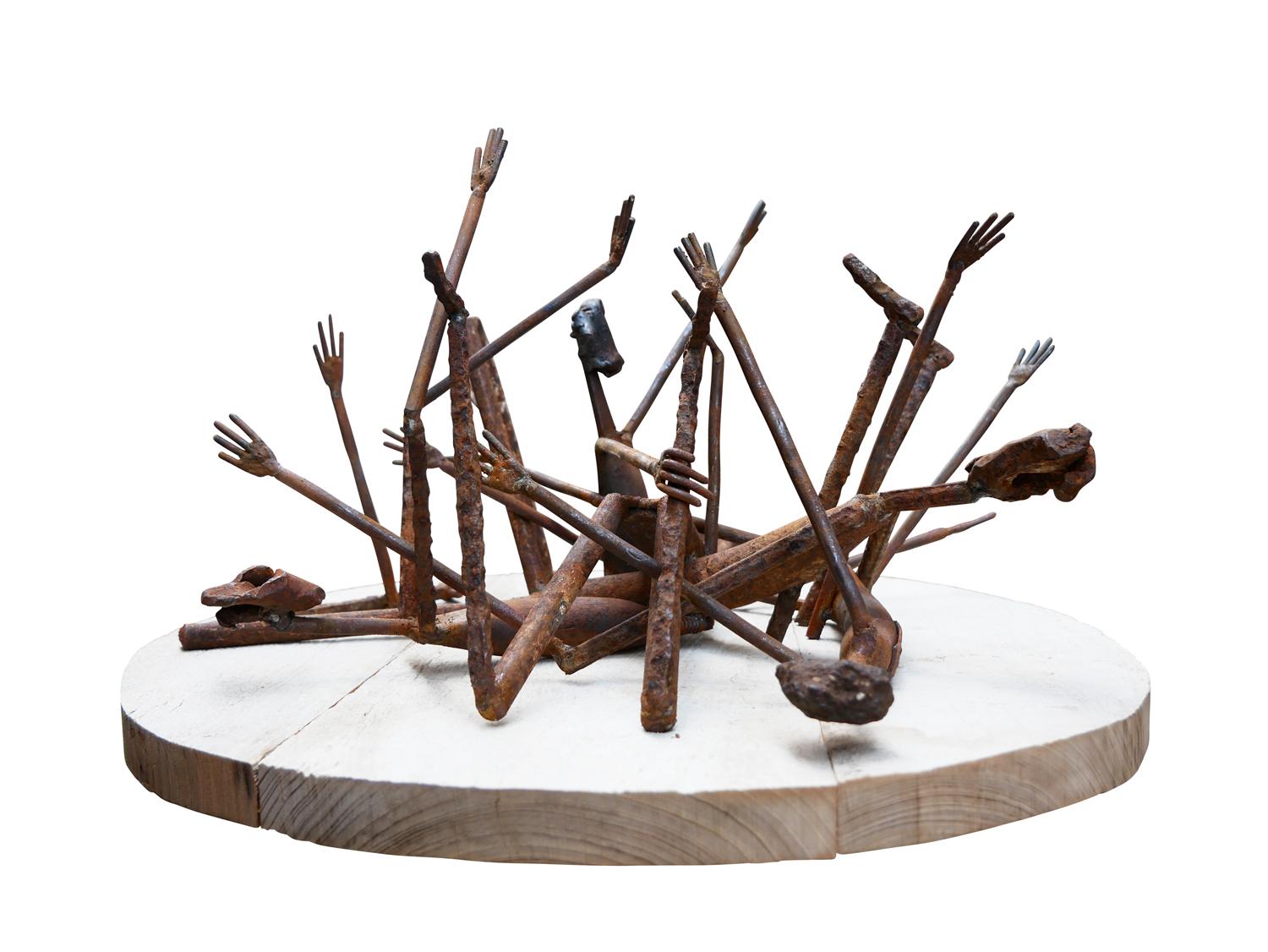 Sculpture figurative abstraite en acier recyclé sur une base en bois de cyprès, réalisée par l'artiste Jack Farrell de Houston, TX. La sculpture représente des personnages allongés sur un socle qui luttent pour se relever. Signé par l'artiste sur la