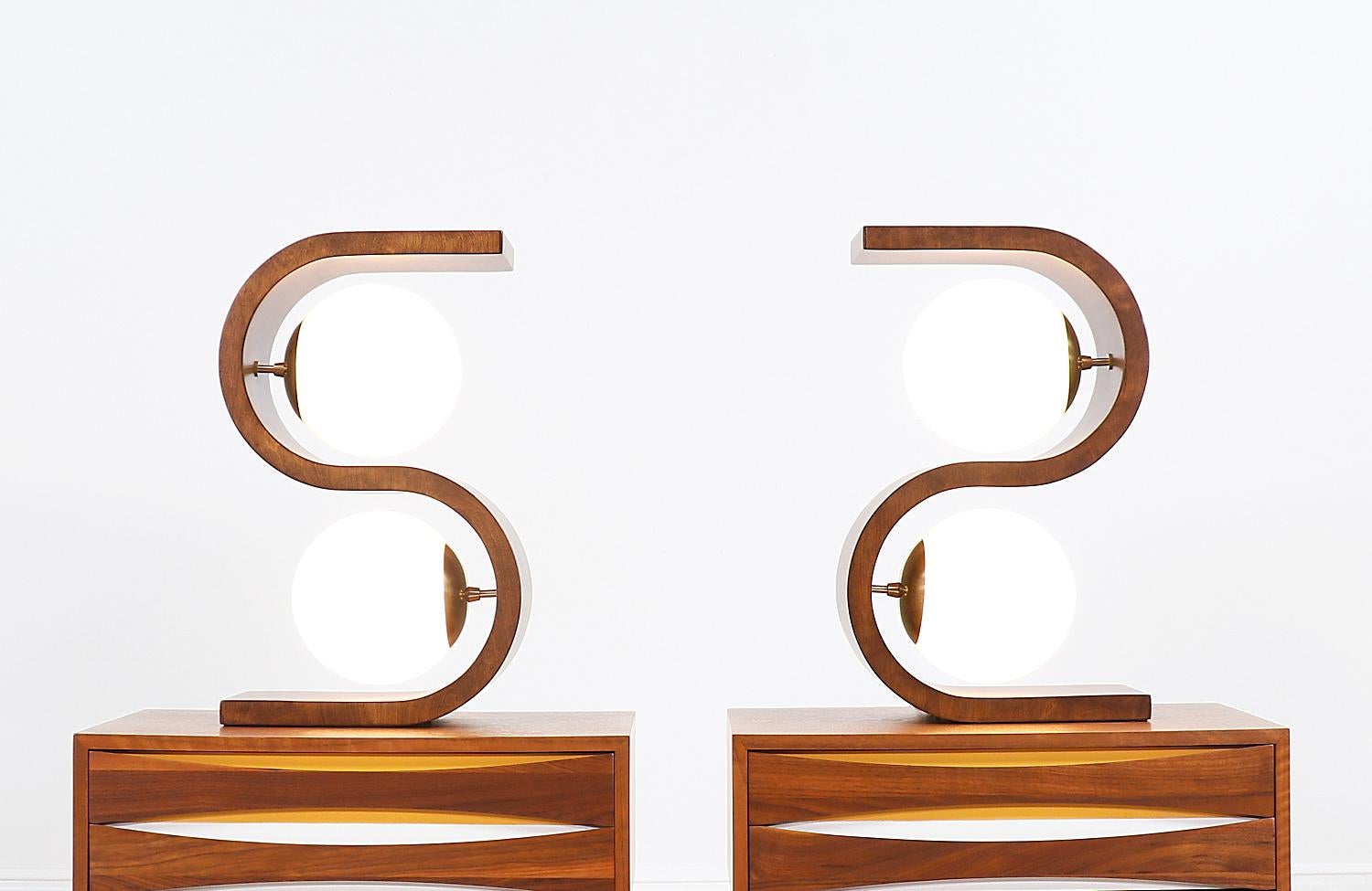 Rare pair of Calfornia Modernist table lamps designed by architect and designer Jack Haywood for Modeline of California in the United States circa 1970s. Our dazzling 