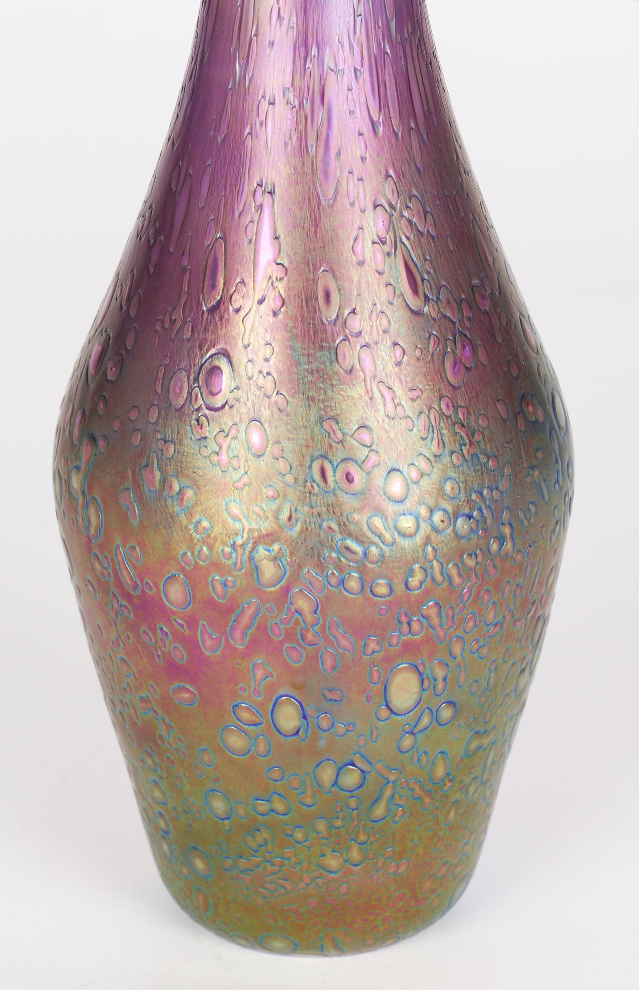 Beau vase vintage en verre d'art irisé Jack in the pulpit, probablement par Heron Glass ou Czech et datant du 20ème siècle. Le vase a une teinte améthyste et est soufflé à la main avec une finition texturée sur le corps avec une grande fleur de lys