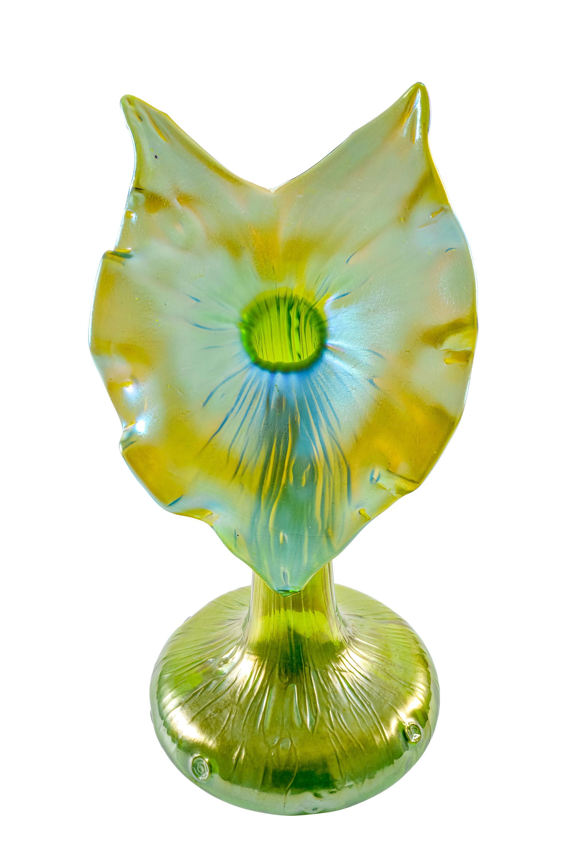 Art Nouveau Jack-in-the-Pulpit Flower Vase Loetz Glass circa 1899 Austrian Jugendstil Green For Sale