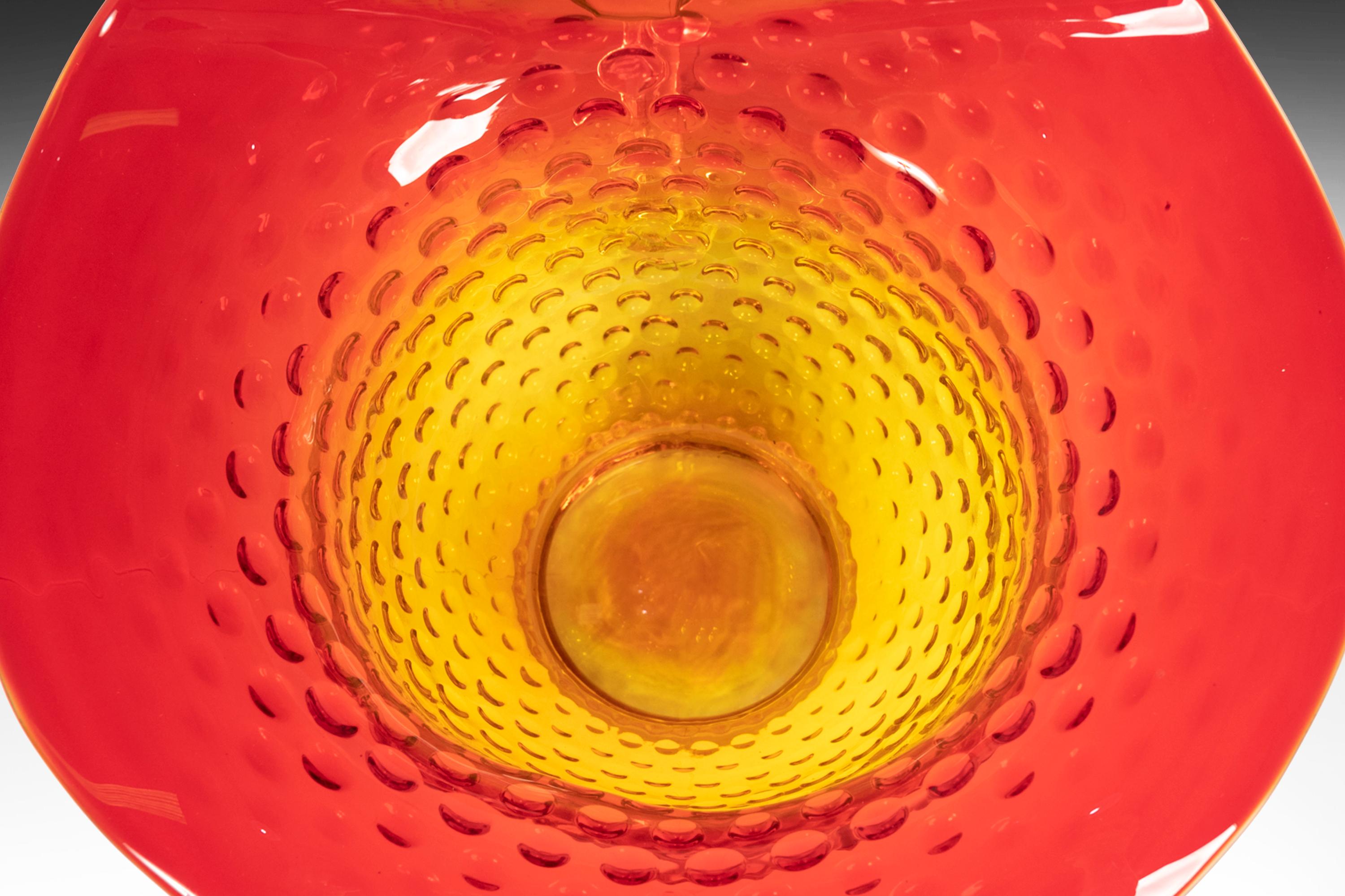 Fine XX secolo Vaso brocca in vetro ambrato in stile Jack in the Pulpit, metà secolo, Hobnail in vendita