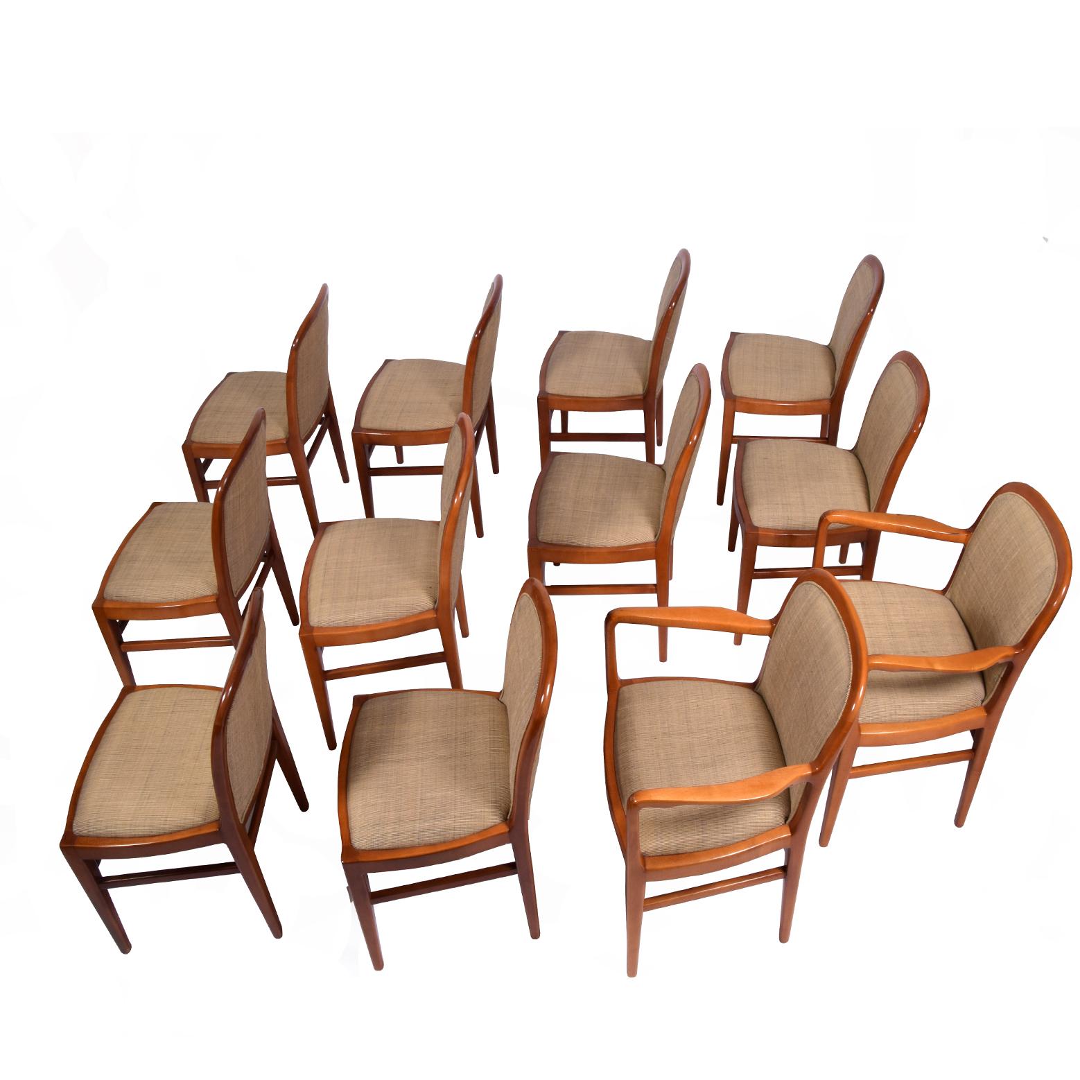 Zwei Armlehnenstühle und 10 Beistellstühle aus massivem Ahornholz, Originalzustand, Label.