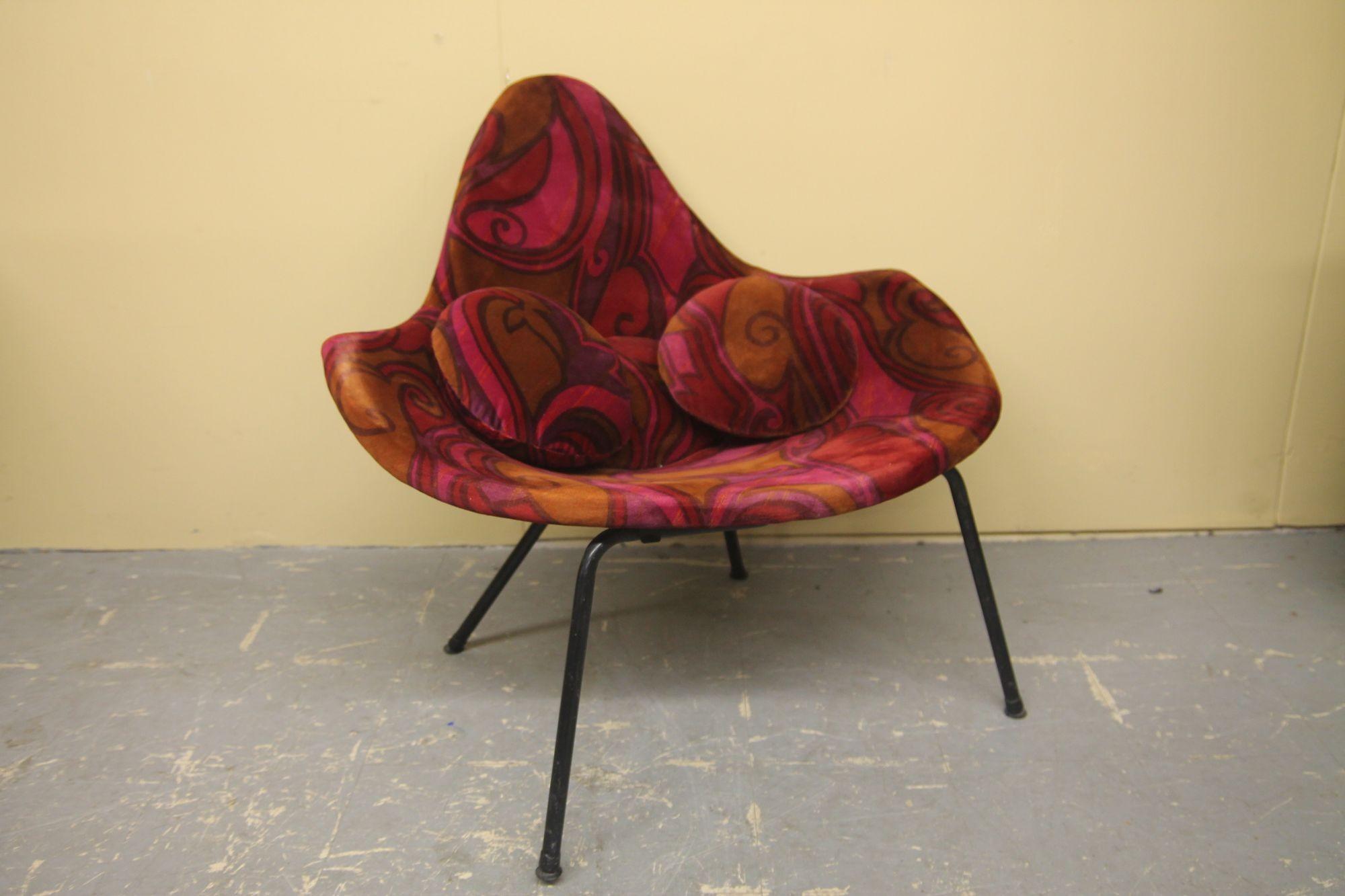 Superbe chaise du milieu du siècle avec le tissu emblématique de Jack Lenor Larsen. Cette chaise provient d'un atelier de tapisserie qui l'avait refaite avec le tissu Larsen dans les années 70. La chaise possède trois coussins dont l'un est cousu à