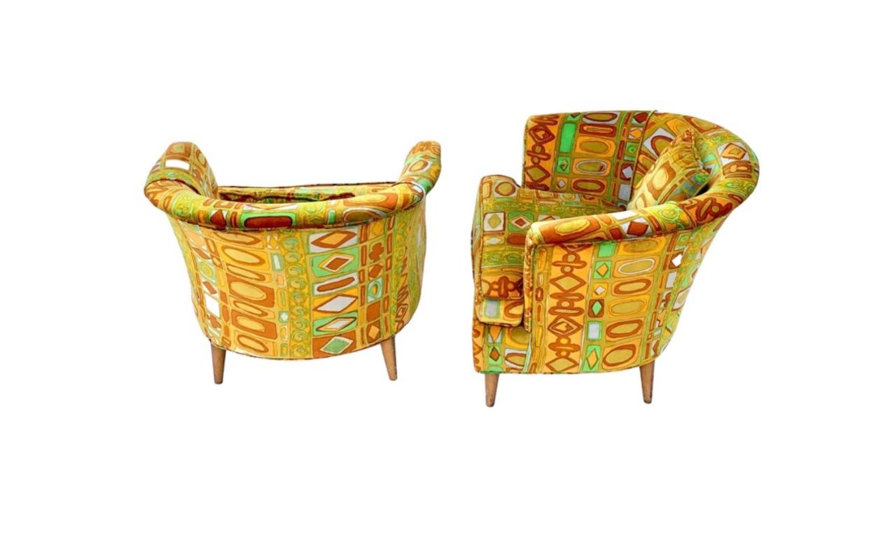 Ein großartiges Paar passender Loungesessel in ihrem originalen Jack Lenor Larsen Velvet Fabric.
Die Stühle wurden wahrscheinlich von Heritage-Henredon hergestellt.