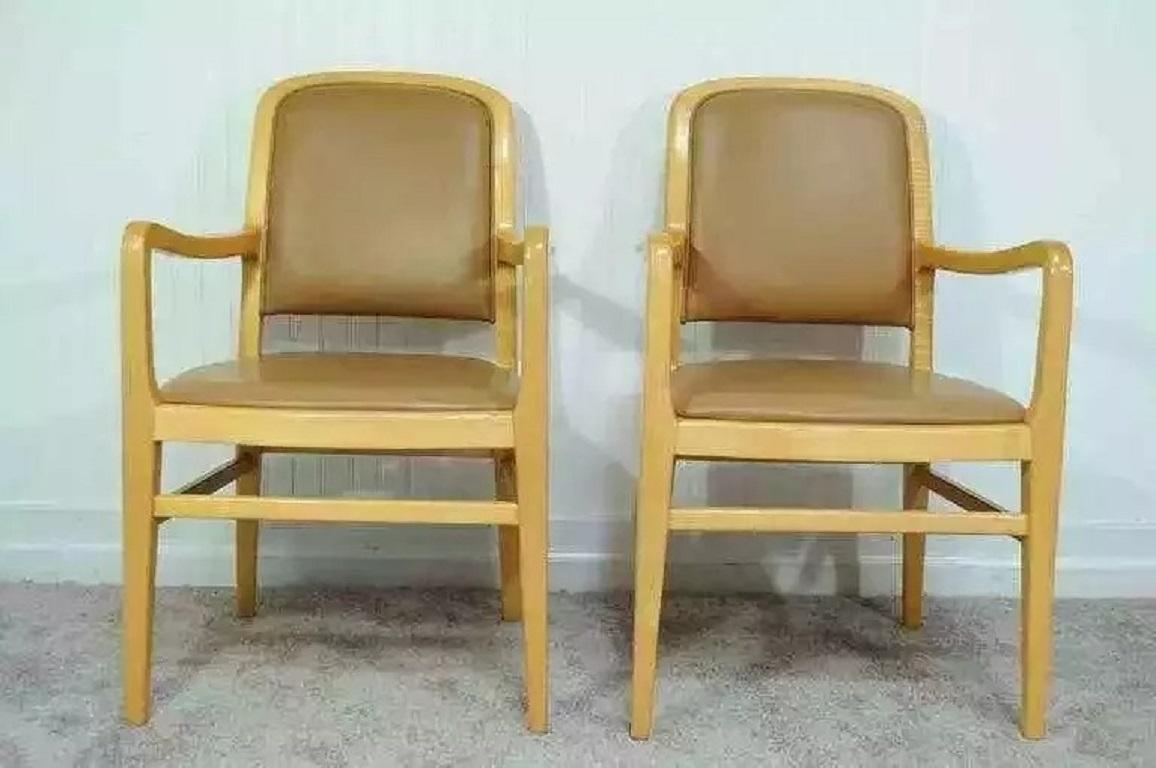 Set di 8 sedie da pranzo Jack Lenor Larsen in acero e pelle. Le sedie sono realizzate in legno massiccio di acero ad occhio di uccello e conservano il rivestimento originale in pelle marrone. Il set comprende sei sedie laterali e due poltrone, con