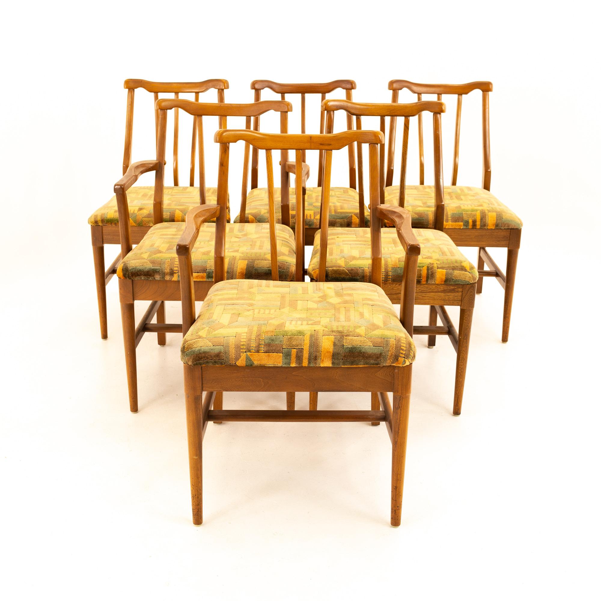 Jack Lenor Larsen Stil Mid Century Walnuss Esszimmerstühle - Set von 6
Jeder Stuhl misst: 19 breit x 19 tief x 32, mit einer Sitzhöhe von 18 Zoll


Alle Möbelstücke sind in einem so genannten restaurierten Vintage-Zustand zu haben. Das bedeutet,