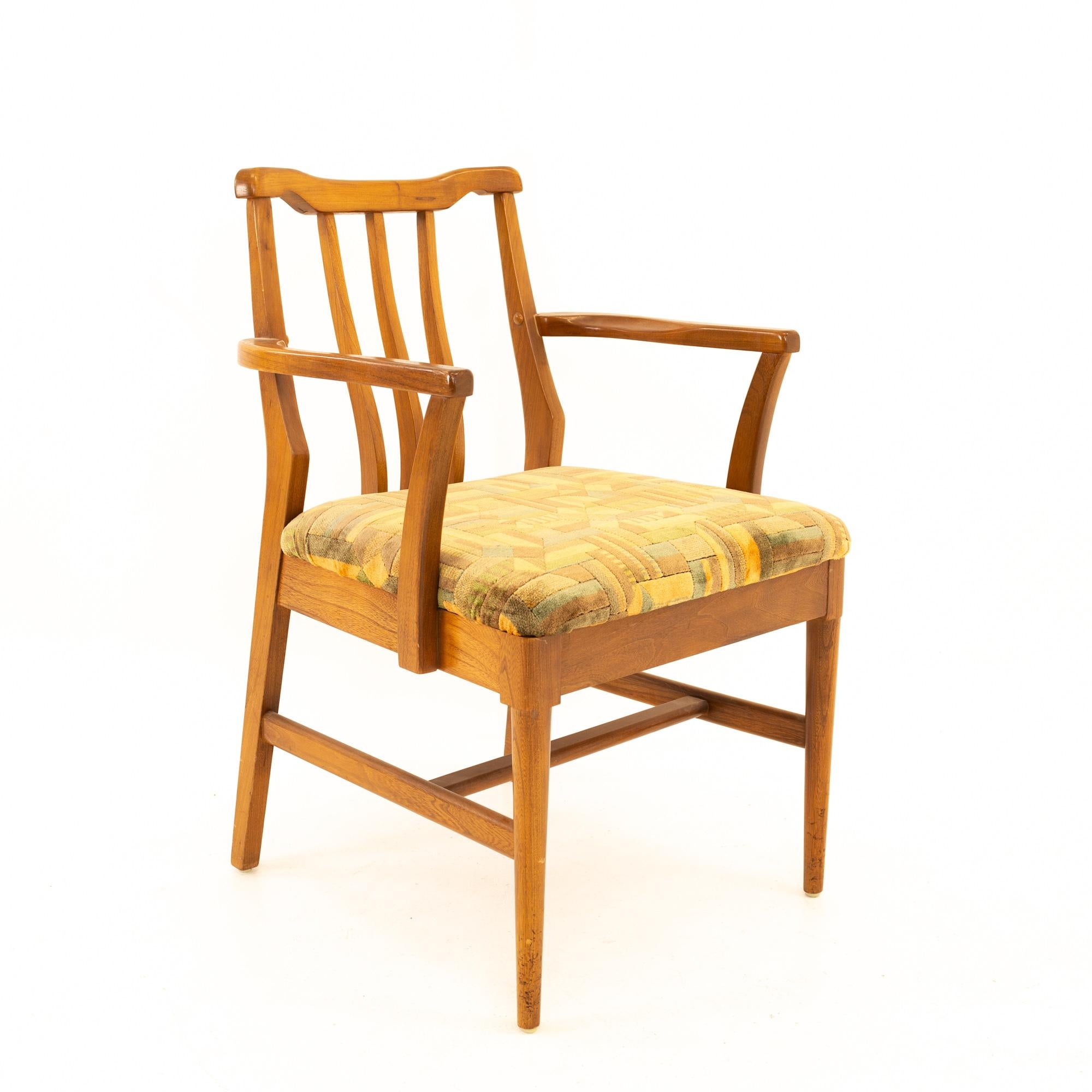 Jack Lenor Larsen Stil Mitte des Jahrhunderts Nussbaum Esszimmerstühle, 6er-Set (amerikanisch) im Angebot
