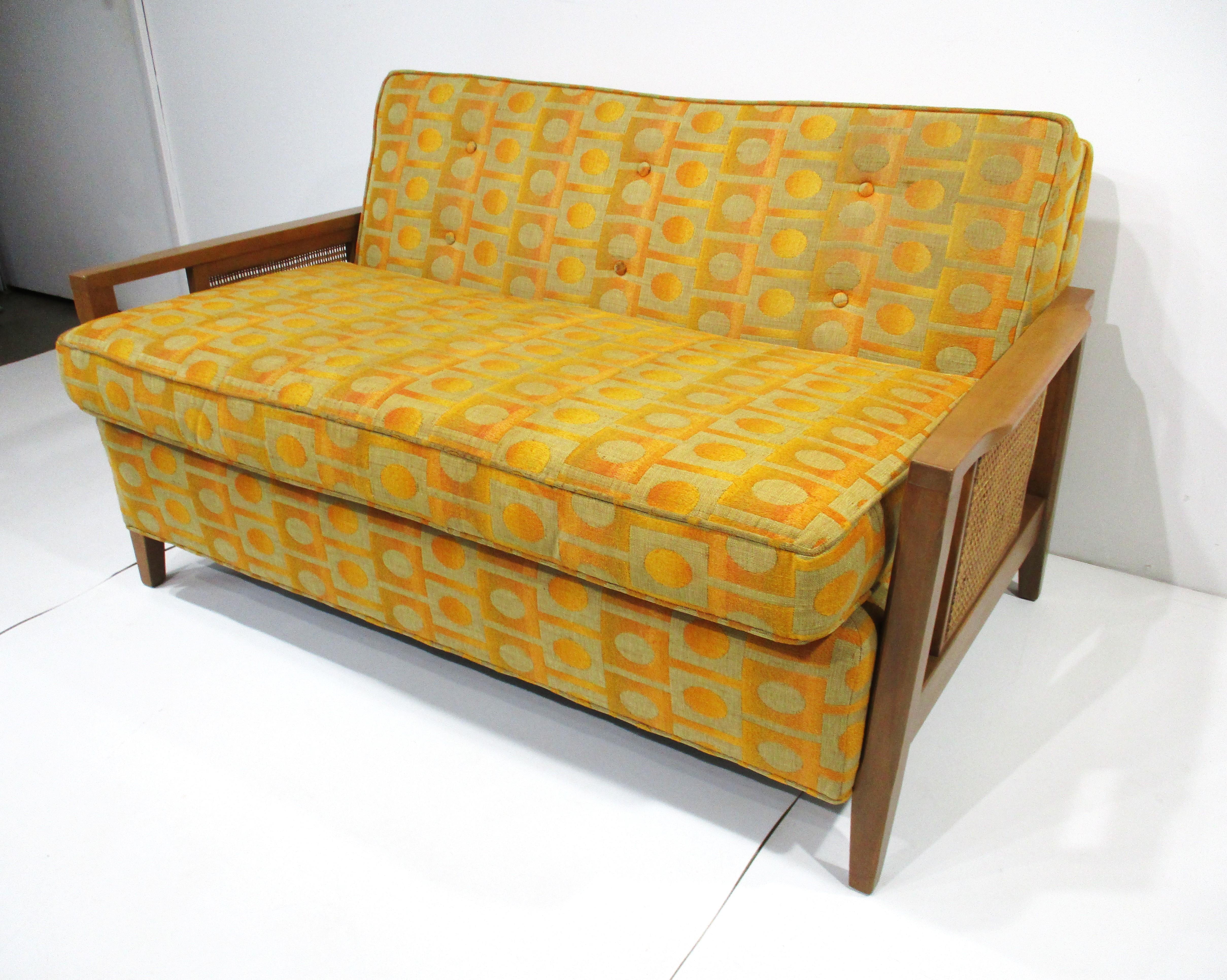 Loveseat tapizado Jack Lenor Larsen de mediados de siglo Moderno de mediados de siglo en venta