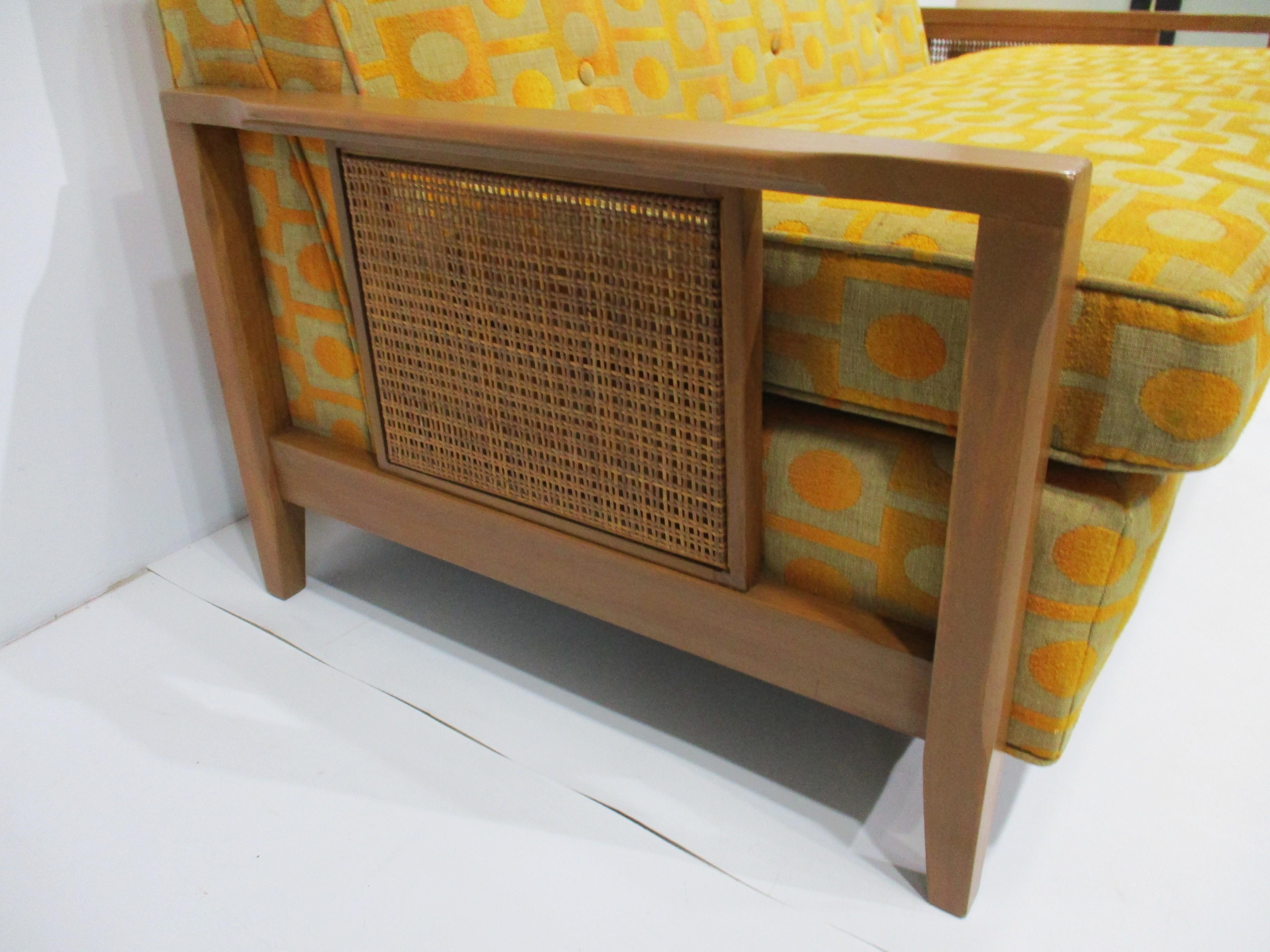 Loveseat tapizado Jack Lenor Larsen de mediados de siglo siglo XX en venta