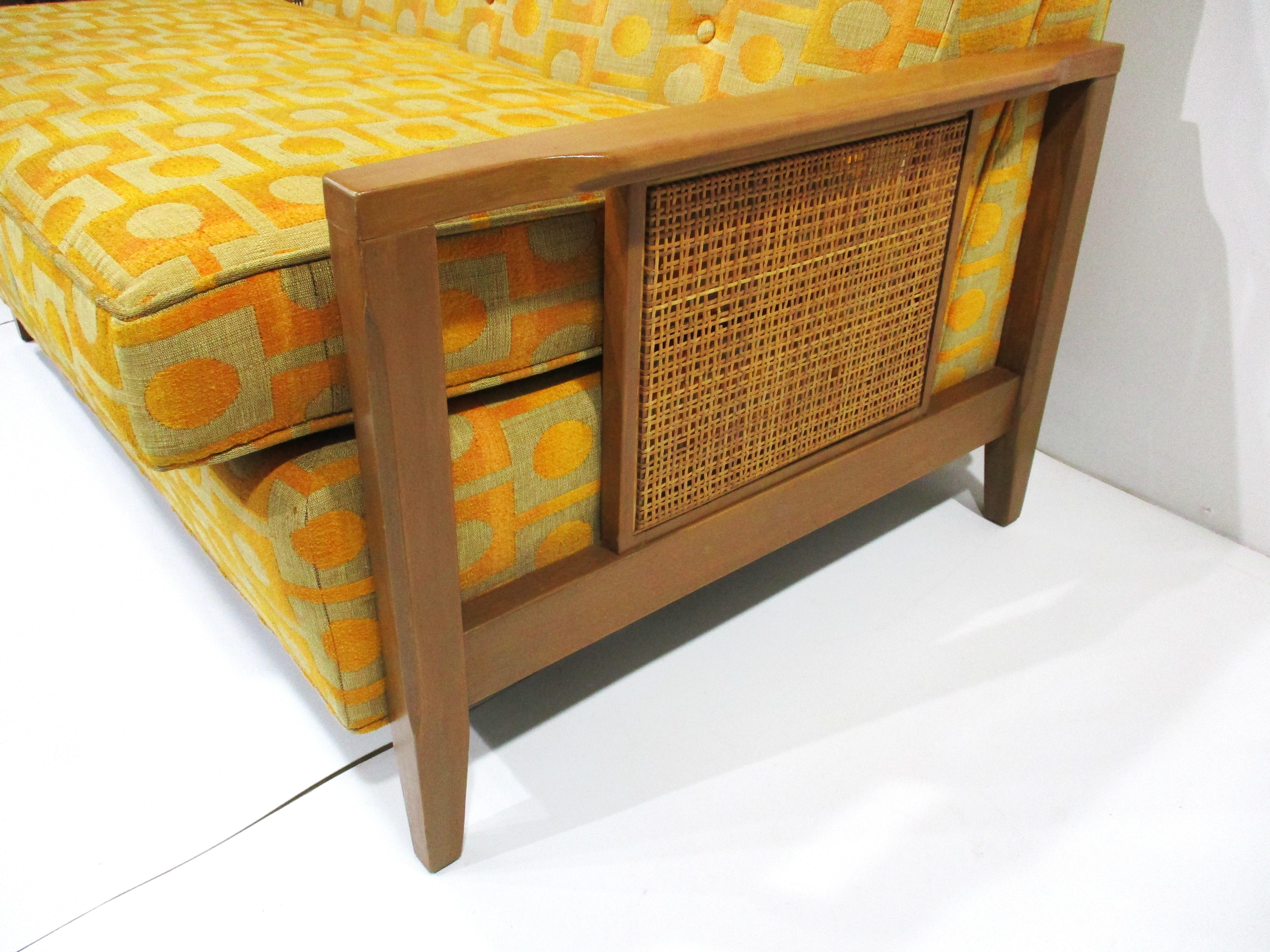 Loveseat tapizado Jack Lenor Larsen de mediados de siglo Tapicería en venta