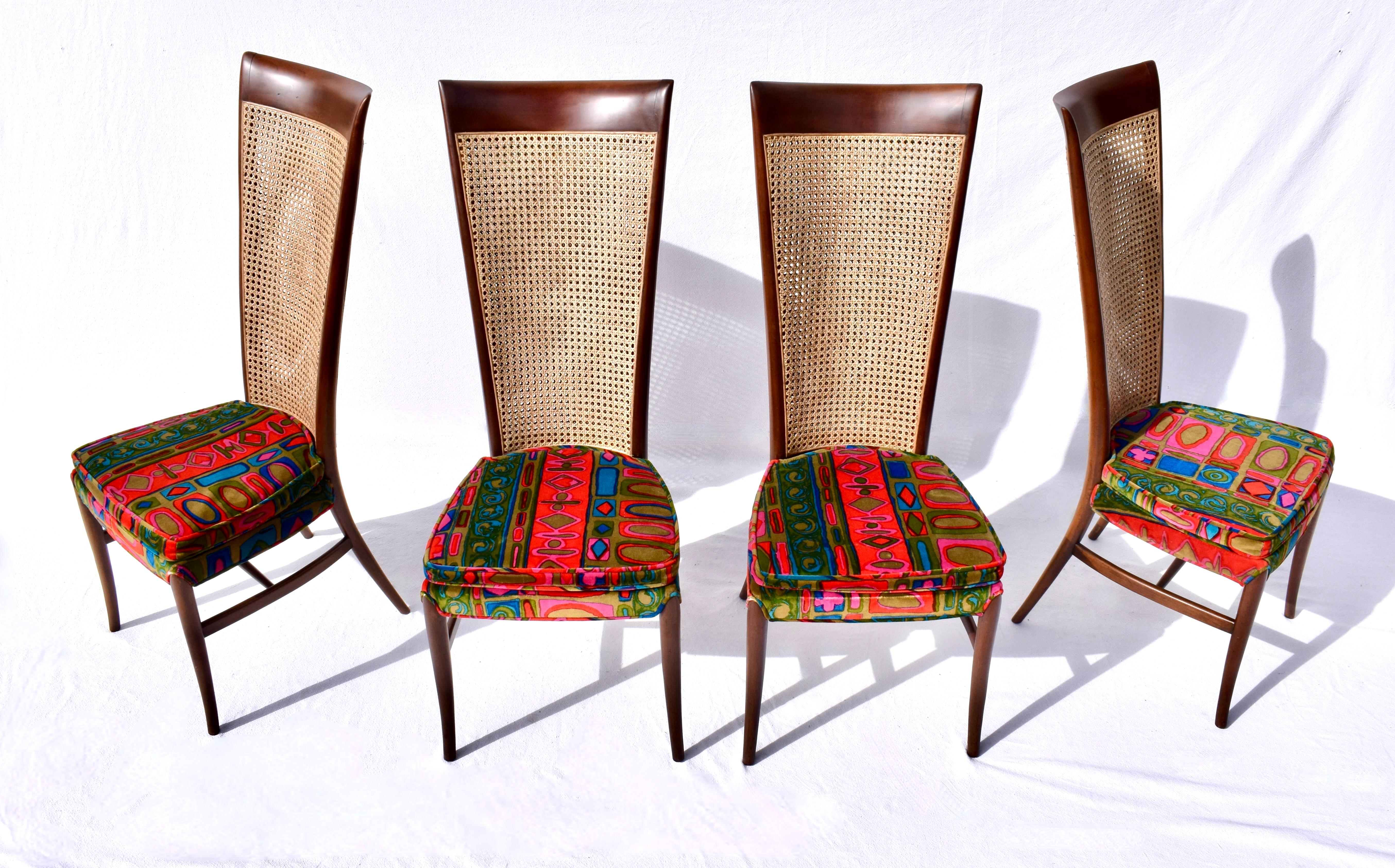 Un ensemble exquis de quatre chaises de salle à manger à double dossier en rotin avec des sièges en velours d'origine Jack Lenor Larsen, Caravan