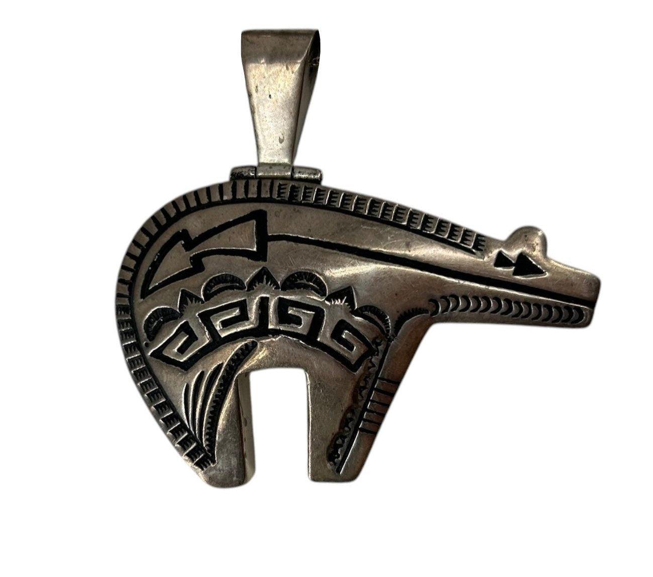 Jack & Mary Tom Navajo Sterling Silver Spirit Bear Necklace (Collier de l'ours spirituel) Excellent état - En vente à Los Angeles, CA