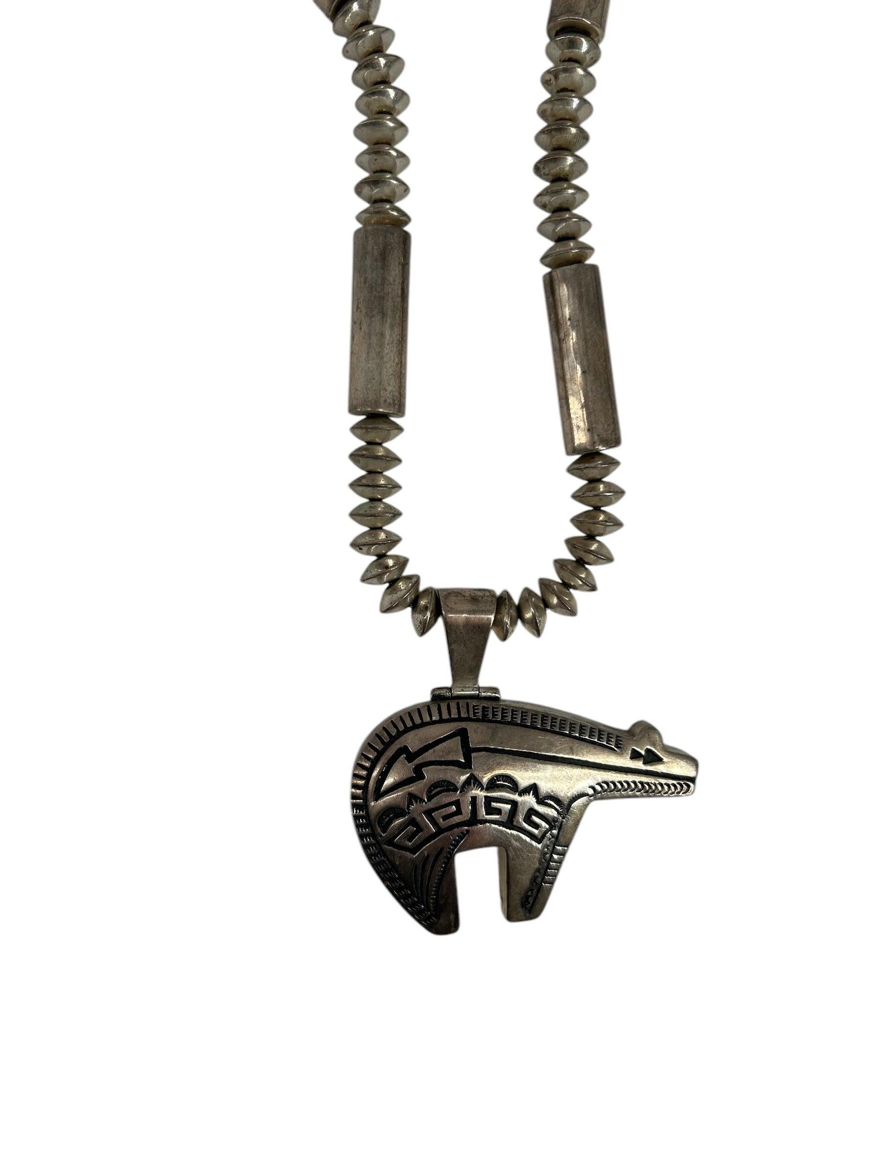 Il s'agit d'un incroyable exemple d'artisanat Navajo. L'ours médecine est un motif important dans la culture Navajo. Ce qui rend la chose encore plus incroyable, c'est qu'elle est le fruit de la collaboration de Jack et Mary Tom, le duo mari-femme.