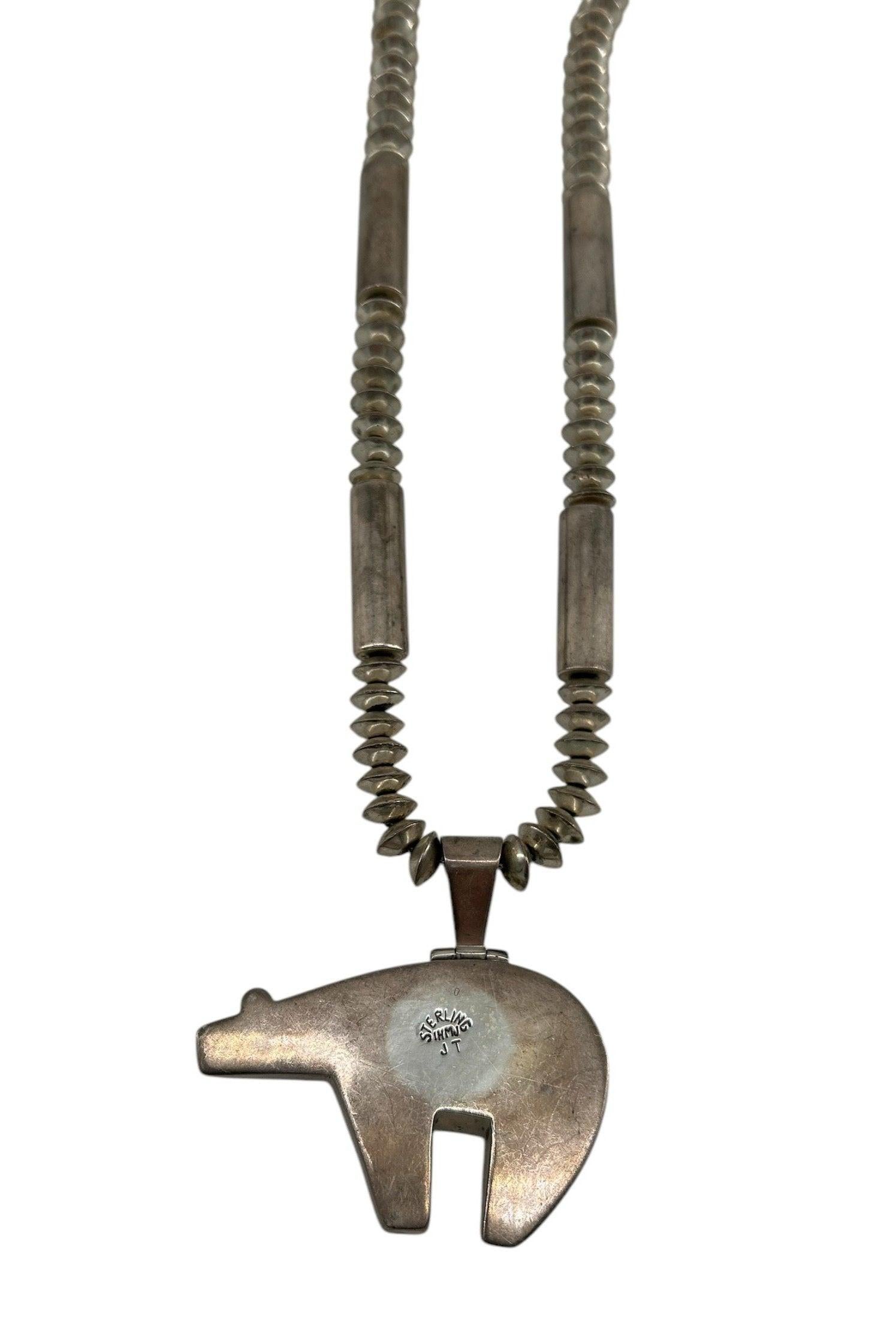 Artisan Jack & Mary Tom Navajo Sterling Silver Spirit Bear Necklace (Collier de l'ours spirituel) en vente