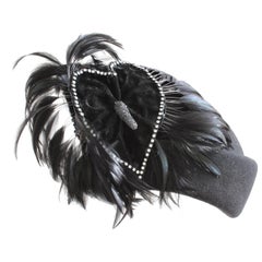Jack McConnell Boutique Chapeau clochette en laine noire avec plumes Bollman des années 1960