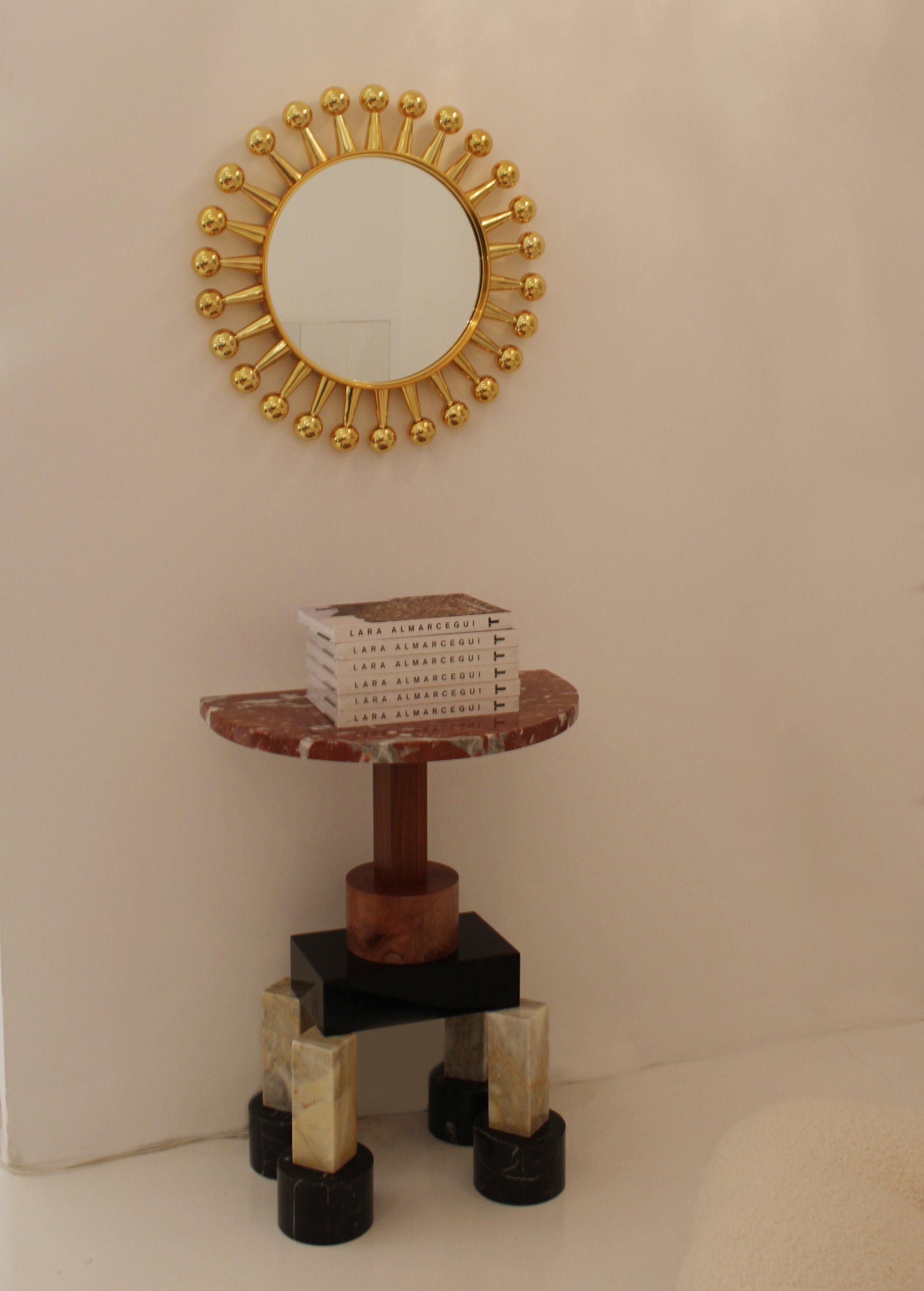 XX secolo Specchio a forma di Jack piccolo e rotondo in ottone di Jonathan Adler in stile Contemporary in vendita