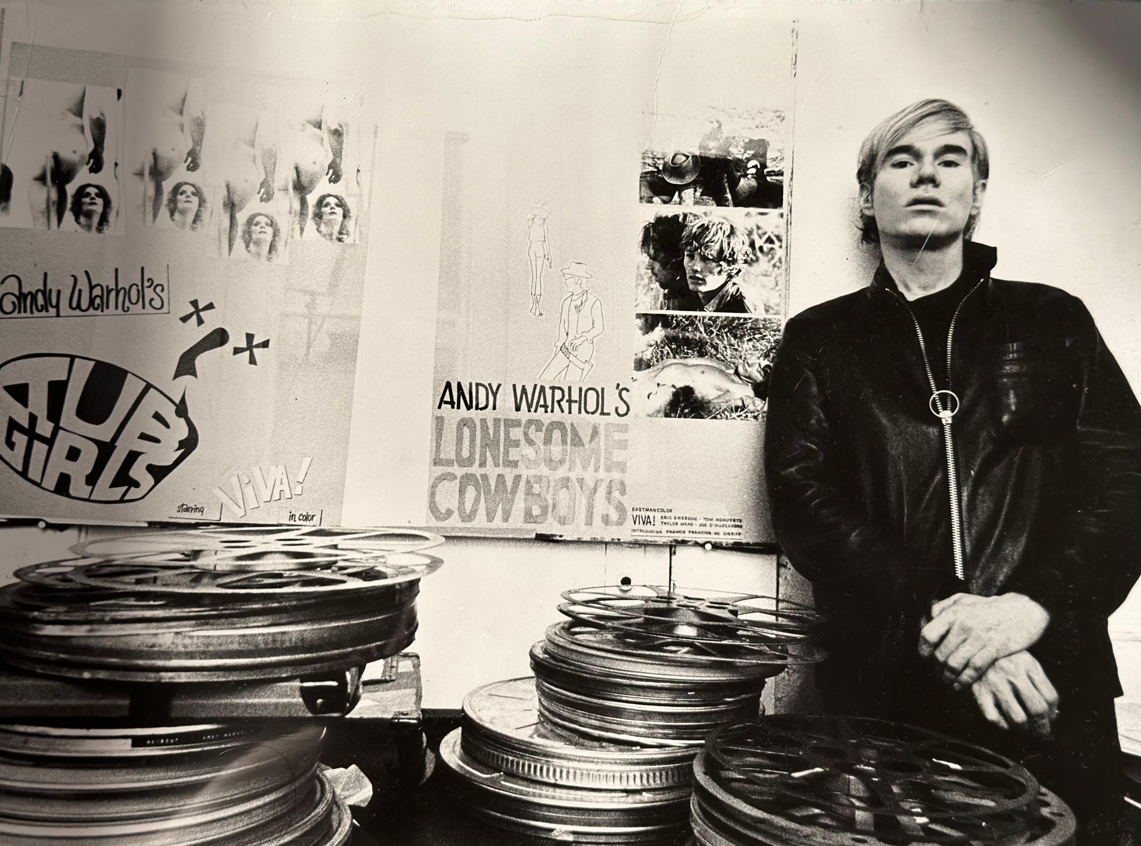 Jack Mitchell, Andy Warhol als Filmemacher, Schwarz-Weiß-Fotografie, 1968 im Zustand „Gut“ im Angebot in Brooklyn, NY