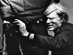 16 x 20"  Andy Warhol che filma "Donne in rivolta", firmato da Jack Mitchell