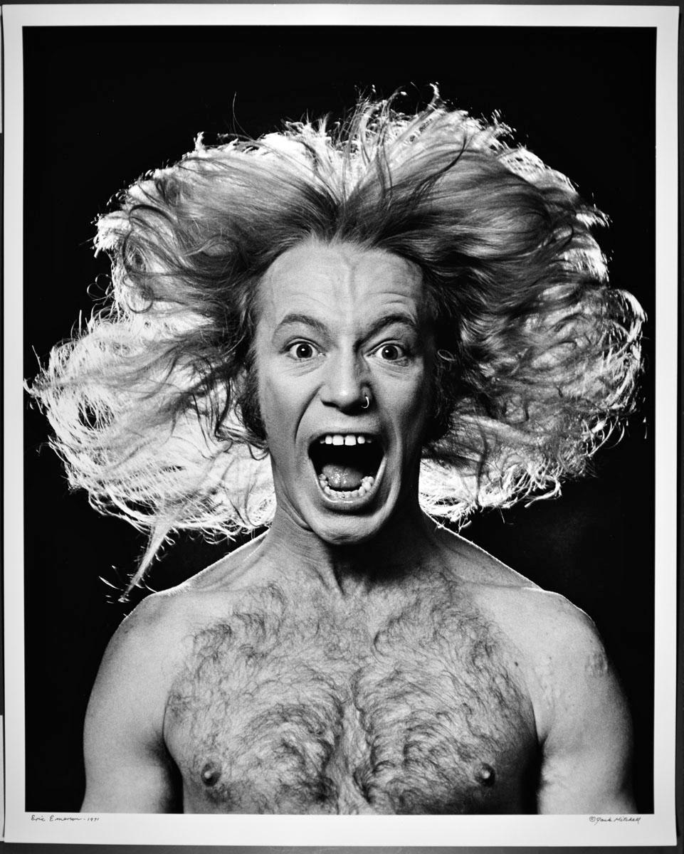 Fotografía vintage de gelatina de plata de 16 x 20 pulgadas de la superestrella de Andy Warhol Eric Emerson en 1971. Está firmada por Jack Mitchell en el anverso y a lápiz en el reverso. Procede directamente de los archivos de Jack Mitchell con