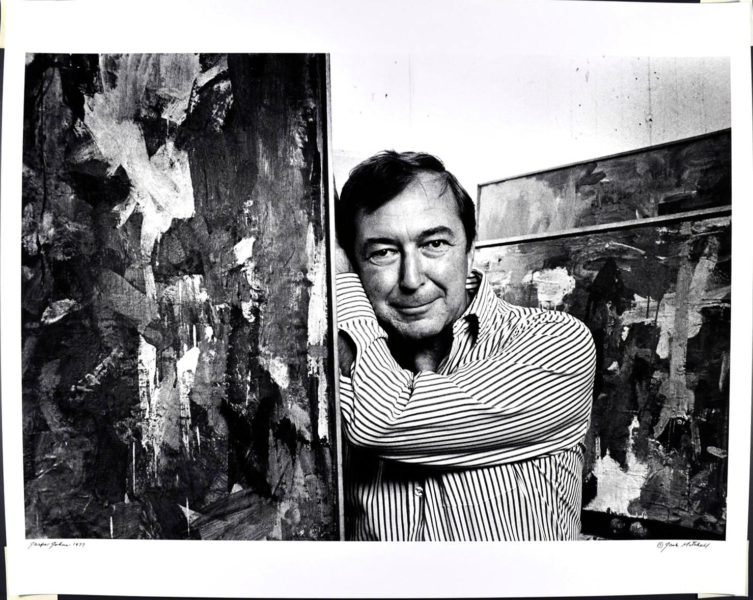 photographie à la gélatine d'argent vintage de 16 x 20" de l'artiste Jasper Johns dans son studio, photographiée en 1977. Elle est signée par Jack Mitchell au recto et au crayon au verso. Vient directement des archives de Jack Mitchell avec un
