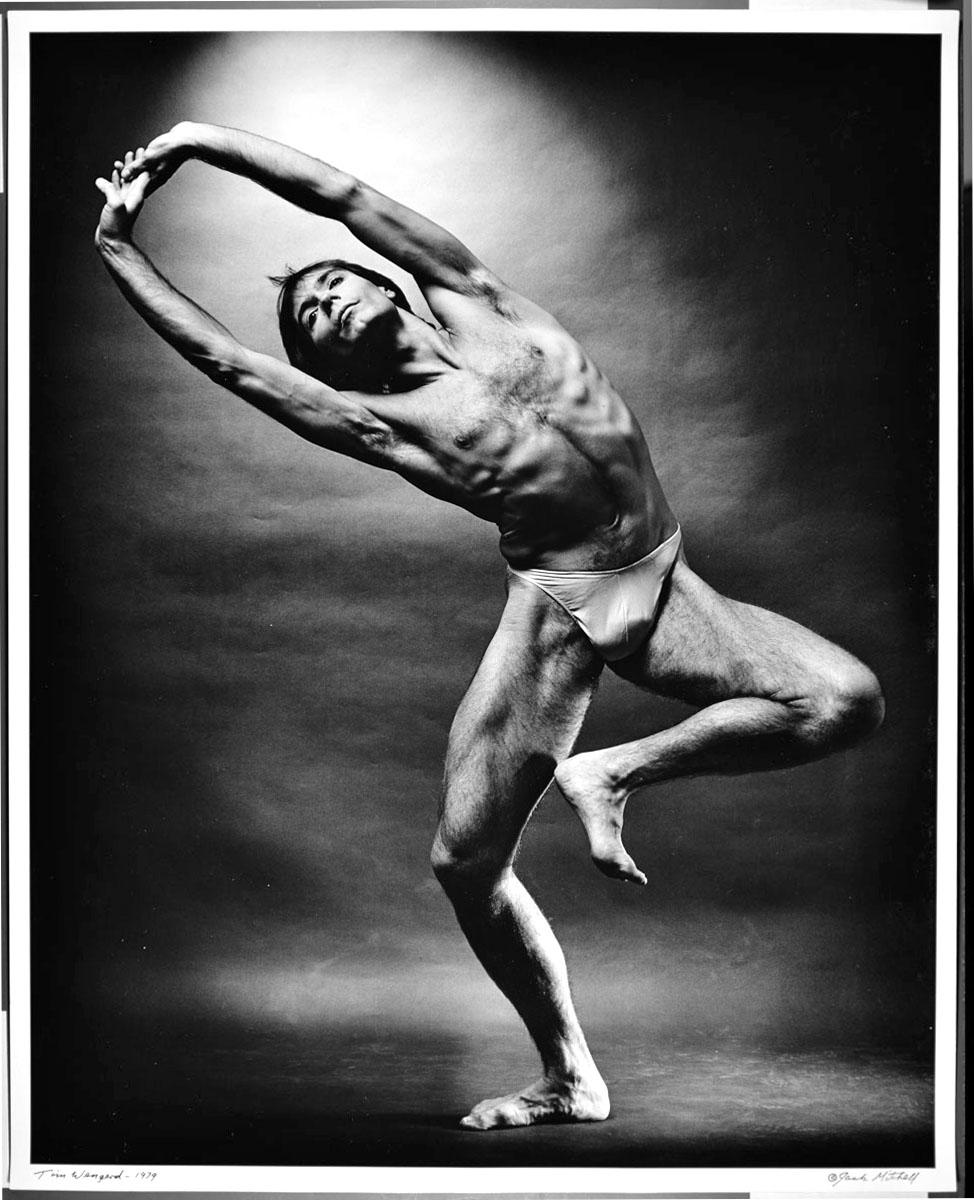 Fotografía vintage de gelatina de plata de 16 x 20 pulgadas del coreógrafo y bailarín de la Compañía Martha Graham Tim Wengerd actuando en 1979. Está firmada por Jack Mitchell en el anverso y a lápiz en el reverso. Procede directamente de los