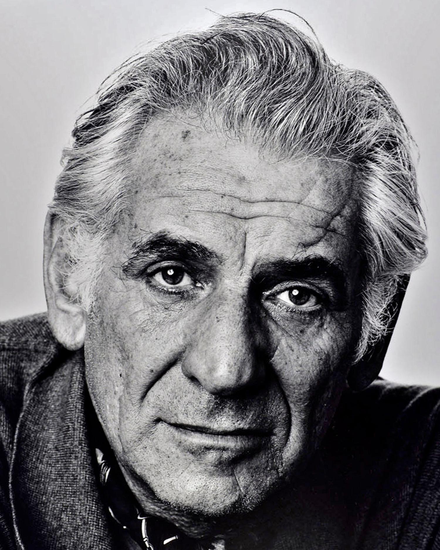 Fotografía vintage en gelatina de plata de 16 x 20 pulgadas del compositor y director de orquesta Leonard Bernstein, fotografiada en 1977. Está firmada por Jack Mitchell en el anverso y a lápiz en el reverso. Procede directamente de los archivos de