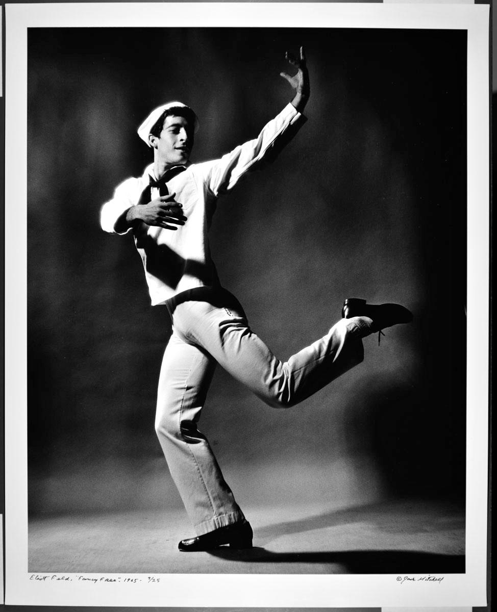 Jack Mitchell Black and White Photograph – 16 x 20" Tänzerin/Choreograph Eliot Feld in 'Fancy Free' signiert von Mitchell