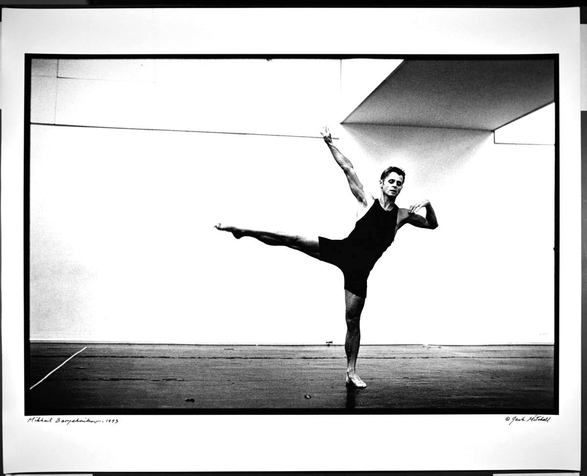 silbergelatine-Fotografie des Tänzers und Choreografen Mikhail Baryshnikov, 1993, im Format 16 x 20 Zoll. Es ist von Jack Mitchell auf der Vorderseite und mit Bleistift auf der Rückseite signiert. Kommt direkt aus dem Jack Mitchell Archiv mit einem