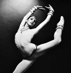 16 x 20 Zoll"  Die Tänzerin Christine Klepal performt „Scherezade“, signiert von Mitchell