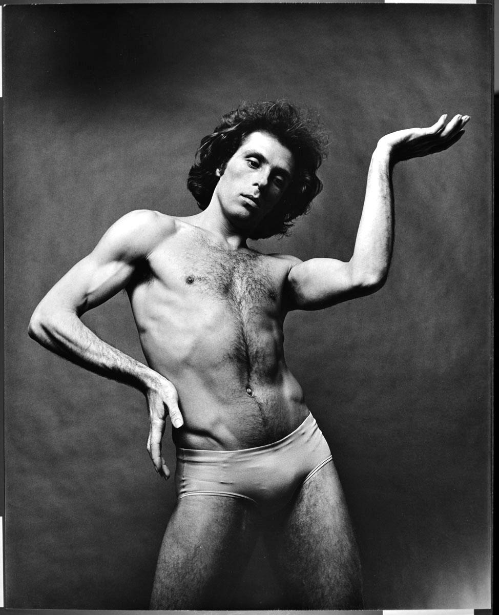 Fotografia vintage alla gelatina d'argento 16 x 20" del ballerino Jorge Donn, fotografato nel 1979, numerata 8/25. È firmato da Jack Mitchell sul recto e a matita sul verso. Proviene direttamente dagli archivi Jack Mitchell con un certificato di