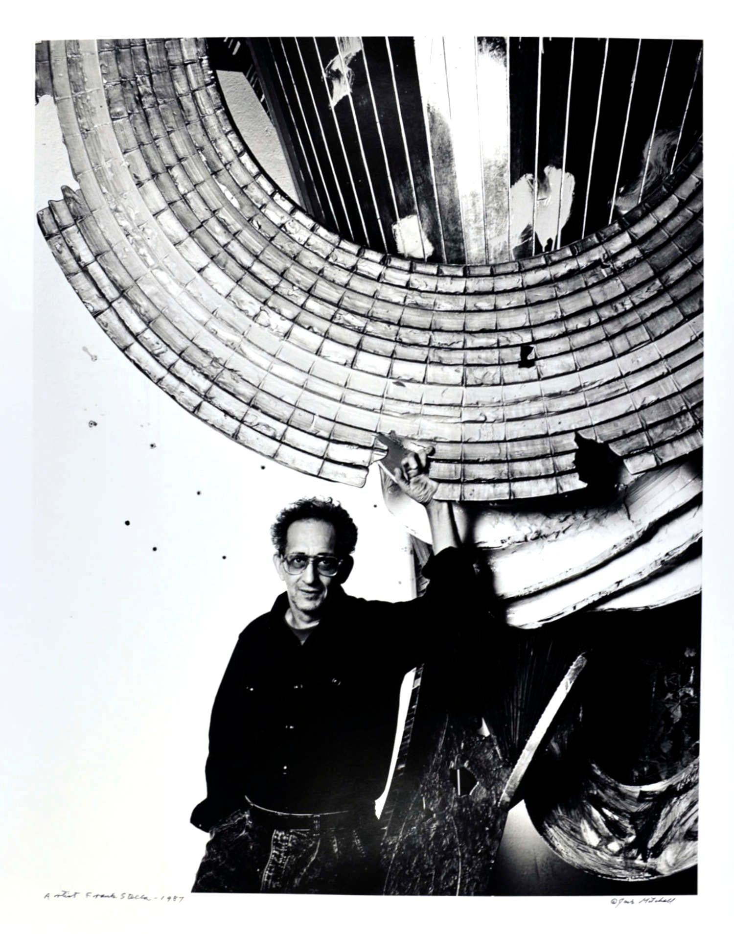 16 x 20" alte Silbergelatinefotografie des Künstlers Frank Stella in seinem Atelier mit aktuellen Arbeiten, 1987. Es ist von Jack Mitchell auf der Vorderseite und mit Bleistift auf der Rückseite signiert. Kommt direkt aus dem Jack Mitchell Archiv