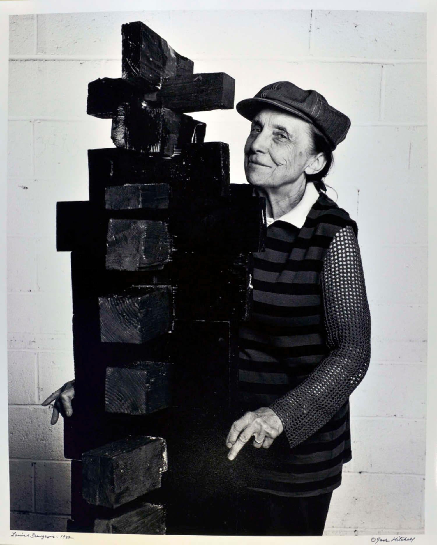 photographie ancienne à la gélatine d'argent de 16 x 20" de l'artiste Louise Bourgeois avec son œuvre, 1982. Elle est signée par Jack Mitchell au recto et au crayon au verso. Vient directement des archives de Jack Mitchell avec un certificat