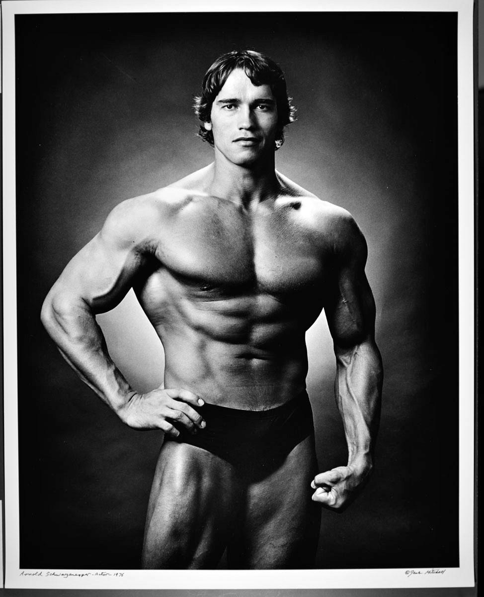 16 x 20 Zoll großes silbernes Gelatinesilberfoto des professionellen Bodybuilders Arnold Schwarzenegger (und zukünftigen Filmstar und Gouverneur von Kalifornien) aus dem Oktober 1976:: der an der Spitze seiner Form posiert. Es ist auf der Rückseite