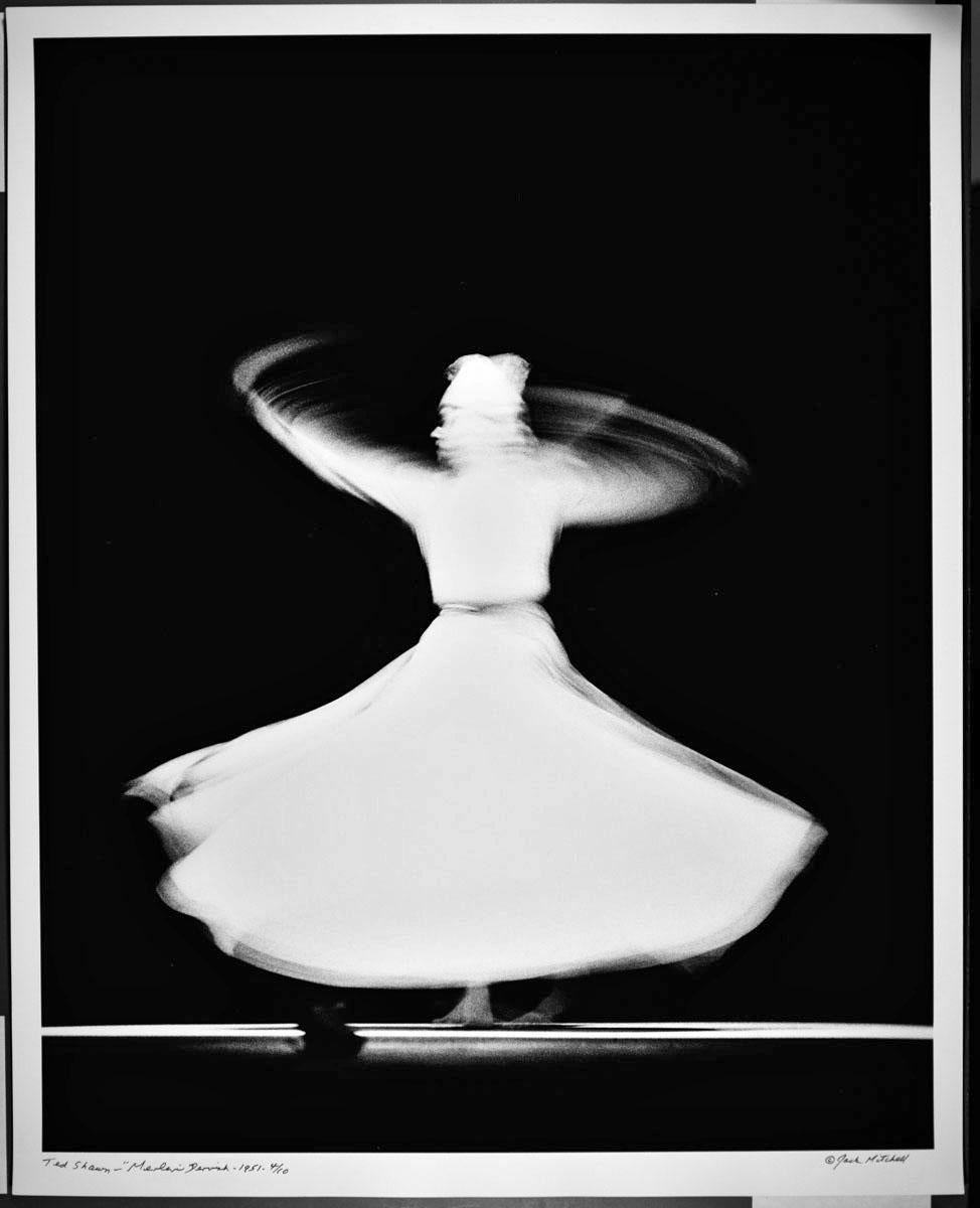 photographie gélatino-argentique vintage de 16 x 20" de Ted Shawn, pionnier de la danse moderne américaine, interprétant son "Mevlevi Dervish" en 1951 à Jacob's Pillow. Elle est numérotée 4/10 et signée par Jack Mitchell au recto et au crayon au